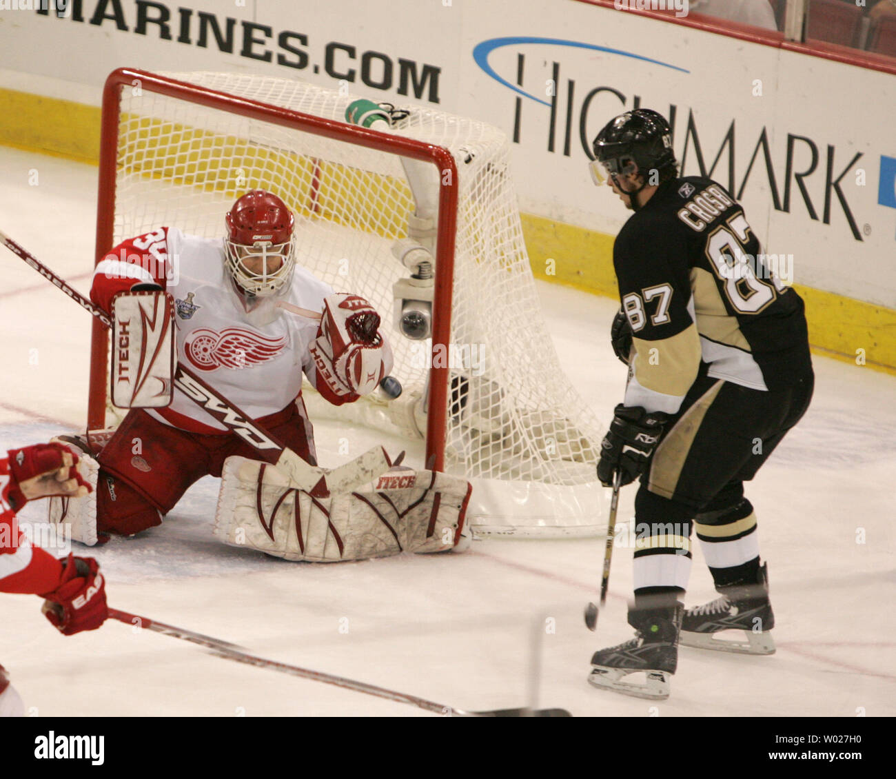 Detroit Red Wings goalie Chris Osgood nega Pittsburgh Penguins Sidney Crosby nel terzo periodo di gioco quattro del 2008 finali della Coppa di Stanley alla Mellon Arena di Pittsburgh il 31 maggio 2008. (UPI foto/Stephen lordo) Foto Stock