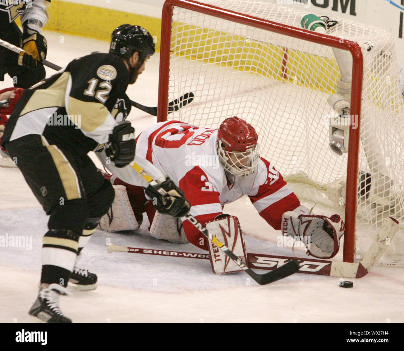 Detroit Red Wings goalie Chris Osgood nega i pinguini di Pittsburgh Ryan Malone nel terzo periodo di gioco a quattro del 2008 finali della Coppa di Stanley alla Mellon Arena di Pittsburgh il 31 maggio 2008. (UPI foto/Stephen lordo) Foto Stock