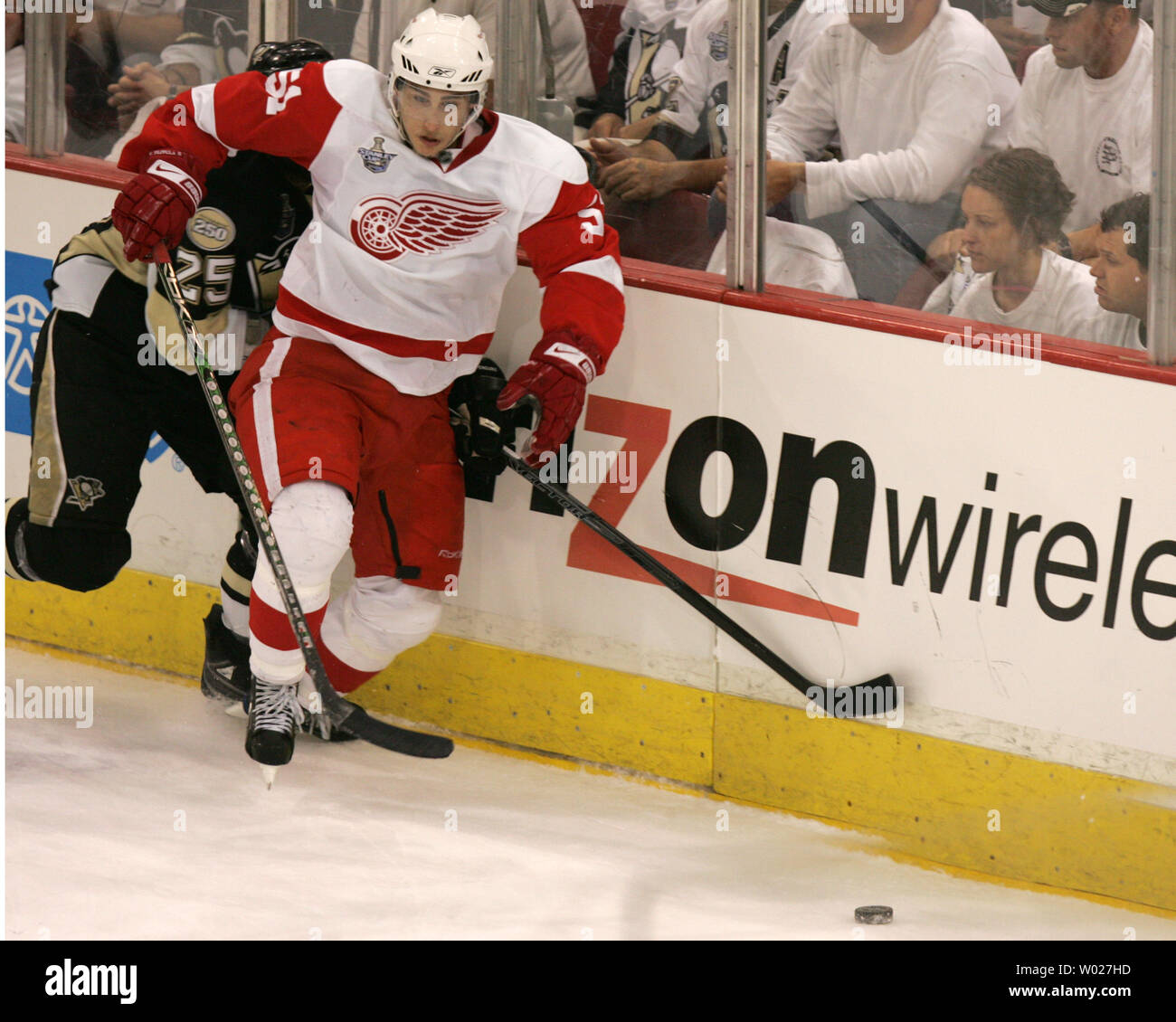 Pittsburgh Penguins Maxine Talbot insegue ali rosse di Detroit Valtteri Filppula nel terzo periodo di gioco a quattro del 2008 finali della Coppa di Stanley alla Mellon Arena di Pittsburgh il 31 maggio 2008. (UPI foto/Stephen lordo) Foto Stock