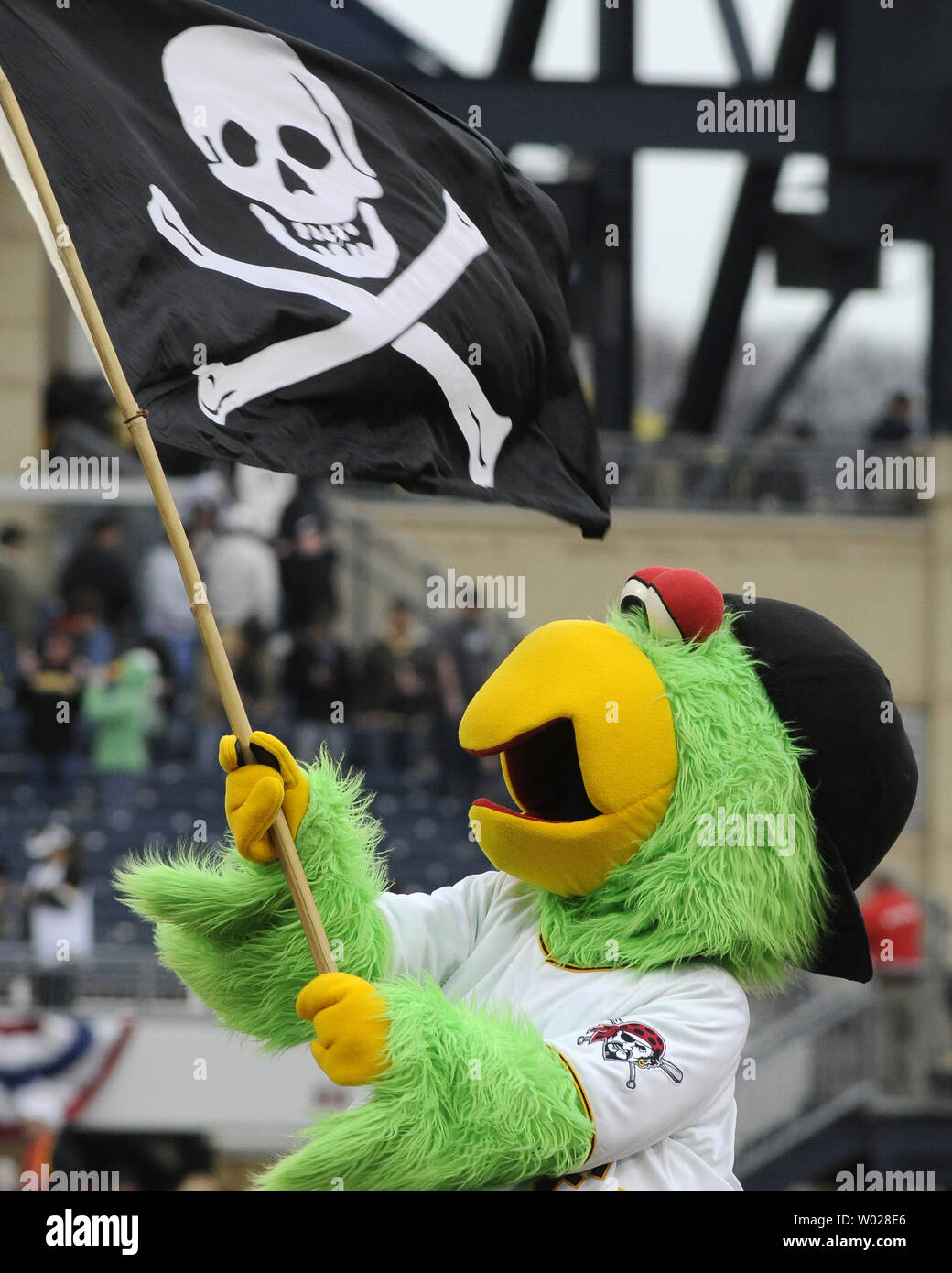 Pittsburgh Pirates onde mascotte dei pirati bandiera, il Jolly Rogers seguenti i pirati 7-0 vincere contro Houston Astros al PNC Park di Pittsburgh il 13 aprile 2009. .(UPI foto/Archie Falegname) Foto Stock