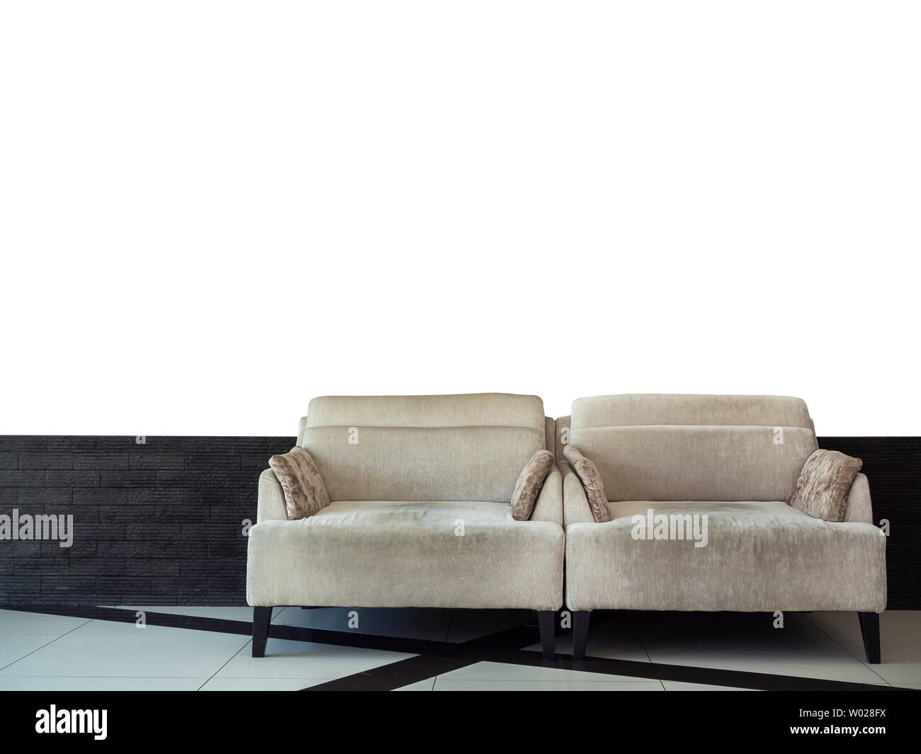 Twin velluto grigio divano letto su nero in mattoni e muro bianco sfondo con copia spazio. Foto Stock
