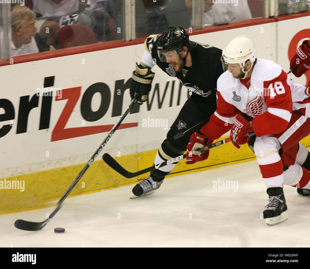 Pittsburgh Penguins Matt Cooke (24) ed ali rosse di Detroit Kirk Maltby (18) chase dopo un perdere puck nel terzo periodo del terzo gioco del 2009 finali della Coppa di Stanley alla Mellon Arena di Pittsburgh il 2 giugno 2009. .(UPI foto/Stephen lordo) Foto Stock