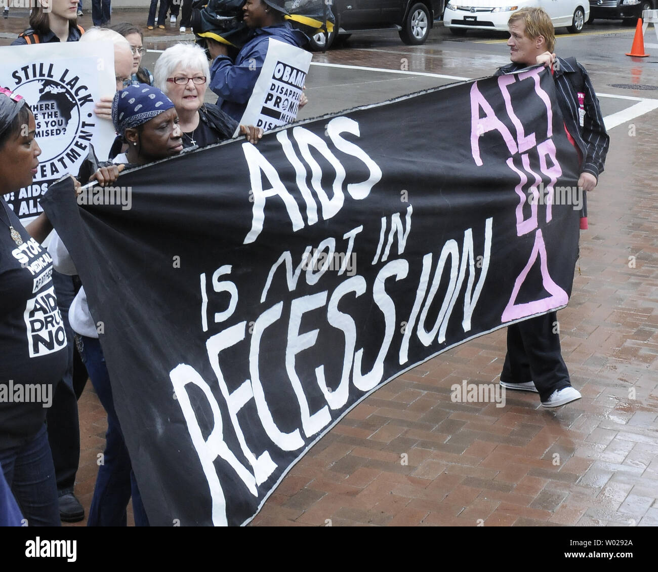 Più di 100 HIV/AIDS attivisti e manifestanti da New York, Philadelphia e Pittsburgh marche intorno al David H. Lawrence Convention Center il sito del G20 Conferenza a Pittsburgh, Pensilvania il 22 settembre 2009. I manifestanti hanno tenuto un finto corteo funebre funerale, che simboleggiano i decessi hanno detto gli organizzatori saranno causati se più i finanziamenti non è stato trovato per la lotta contro HIV e AIDS in tutto il mondo. UPI /Archie Carpenter Foto Stock