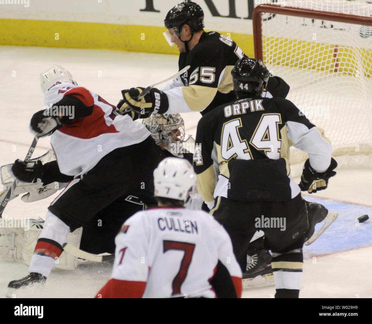 Pittsburgh Penguins goalie Marc-andré Fleury (c) orologi il puck dai senatori di Ottawa girato quasi attraversare la linea di traguardo prima di Pittsburgh Penguins center Sidney Crosby cancella il puck con solo pollici di ricambio nel terzo periodo dei pinguini vittoria 2-1 del gioco due del NHL Eastern Conference Quarti di Finale a Mellon Arena di Pittsburgh il 16 aprile 2010. UPI/Archie Carpenter Foto Stock