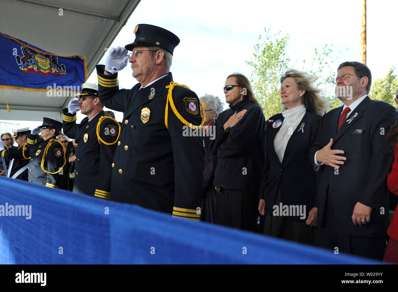 I membri del pubblico di stand per l'inno nazionale durante un servizio di ricordo per il volo 93 e gli attacchi terroristici di 9/11, in Shanksville, Pensilvania il 11 settembre 2010. Regno volo 93 si è schiantato in un campo in Pennsylvania rurale dopo l'equipaggio e i passeggeri combatteva contro gli attentati terroristi di dirottare il airplaine su Settembre 11, 2001. UPI/Kevin Dietsch Foto Stock