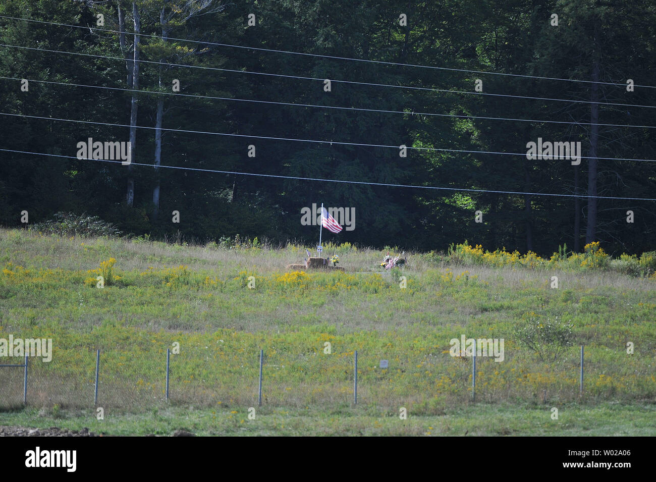 La posizione in cui regno volo 93 colpisce la terra è segnata da una bandiera americana in un campo di Shanksville, Pensilvania il 11 settembre 2010. Regno volo 93 si è schiantato in un campo in Pennsylvania rurale dopo l'equipaggio e i passeggeri combatteva contro gli attentati terroristi di dirottare il airplaine su Settembre 11, 2001. UPI/Kevin Dietsch Foto Stock