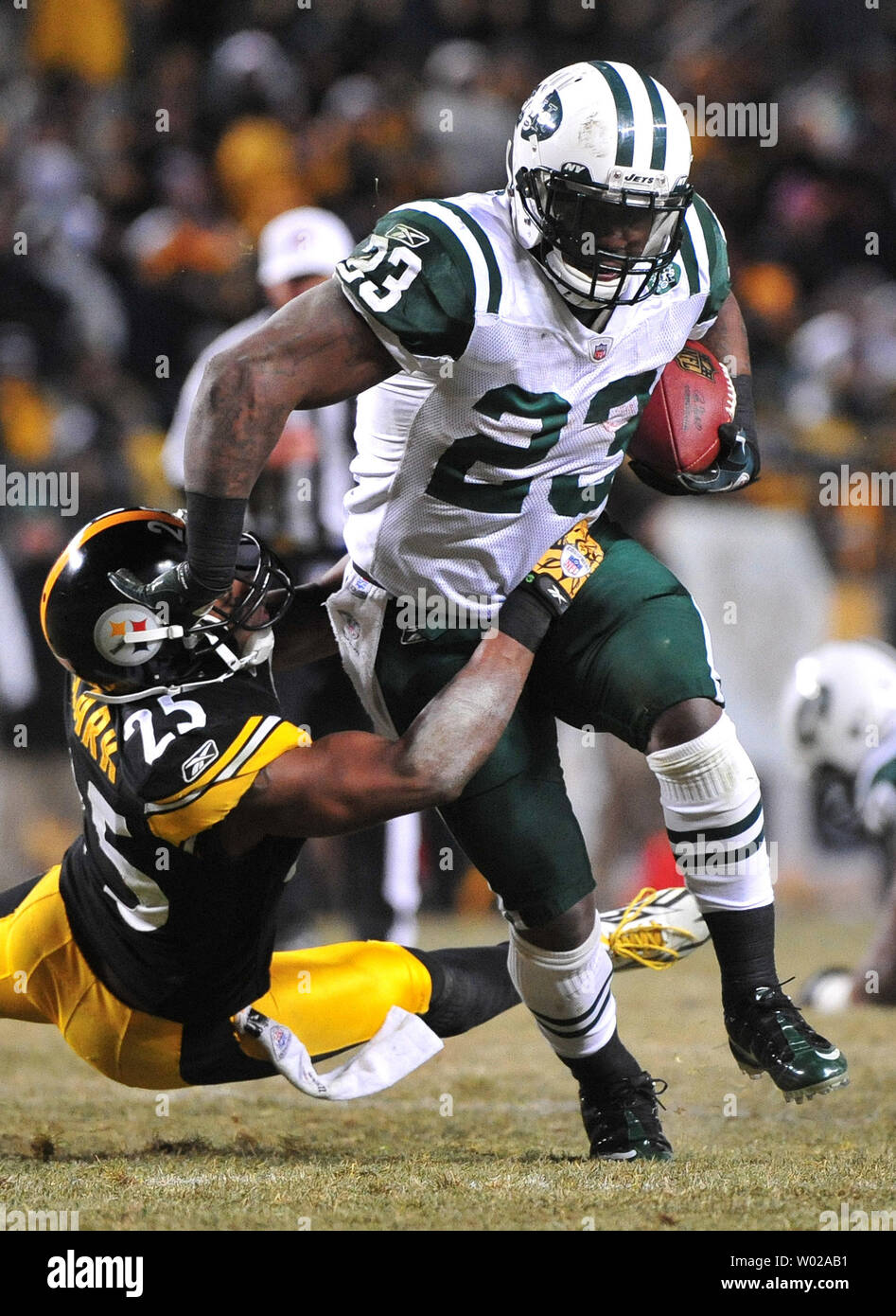 New York getti" running back Shonn Greene corre sopra Pittsburgh Steelers' Ryan Clark come lui passa per un primo verso il basso durante il campionato AFC a Heinz Field di Pittsburgh, in Pennsylvania, il 23 gennaio 2011. Lo Steelers ha sconfitto i getti 24-19 e sarà rivolto verso il Green Bay Packers nel Super Bowl XLV. UPI/Kevin Dietsch Foto Stock