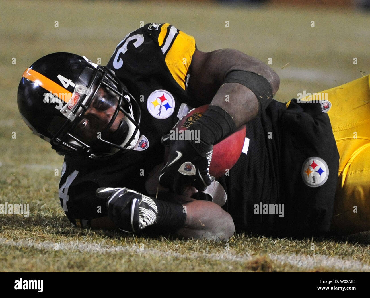 Pittsburgh Steelers' Rashard Mendenhall corre per un primo verso il basso contro il New York getti durante il quarto trimestre del campionato AFC a Heinz Field di Pittsburgh, in Pennsylvania, il 23 gennaio 2011. Lo Steelers ha sconfitto i getti 24-19 e sarà rivolto verso il Green Bay Packers nel Super Bowl XLV. UPI/Kevin Dietsch Foto Stock