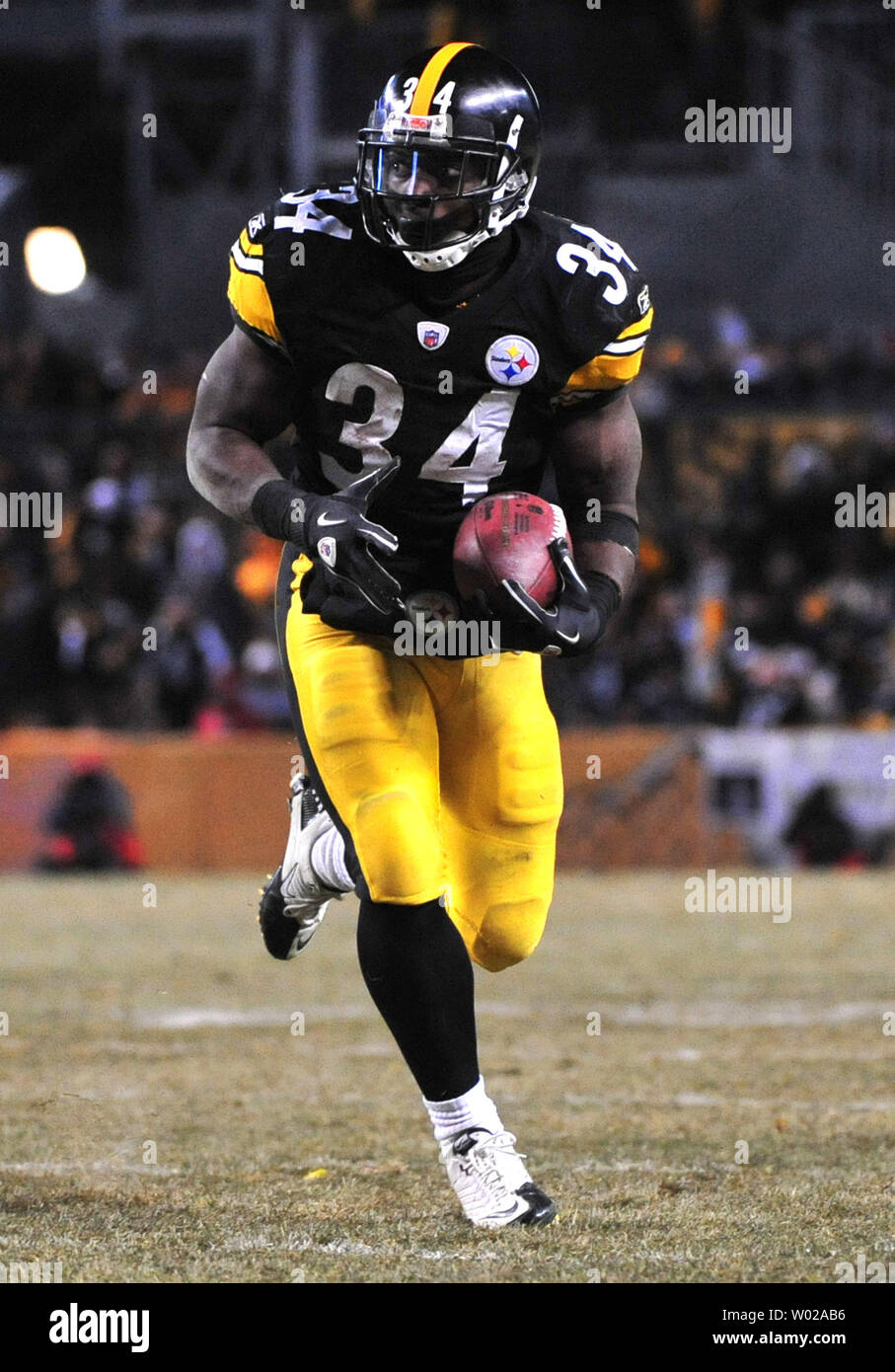 Pittsburgh Steelers' Rashard Mendenhall corre per un primo verso il basso contro il New York getti durante il quarto trimestre del campionato AFC a Heinz Field di Pittsburgh, in Pennsylvania, il 23 gennaio 2011. Lo Steelers ha sconfitto i getti 24-19 e sarà rivolto verso il Green Bay Packers nel Super Bowl XLV. UPI/Kevin Dietsch Foto Stock