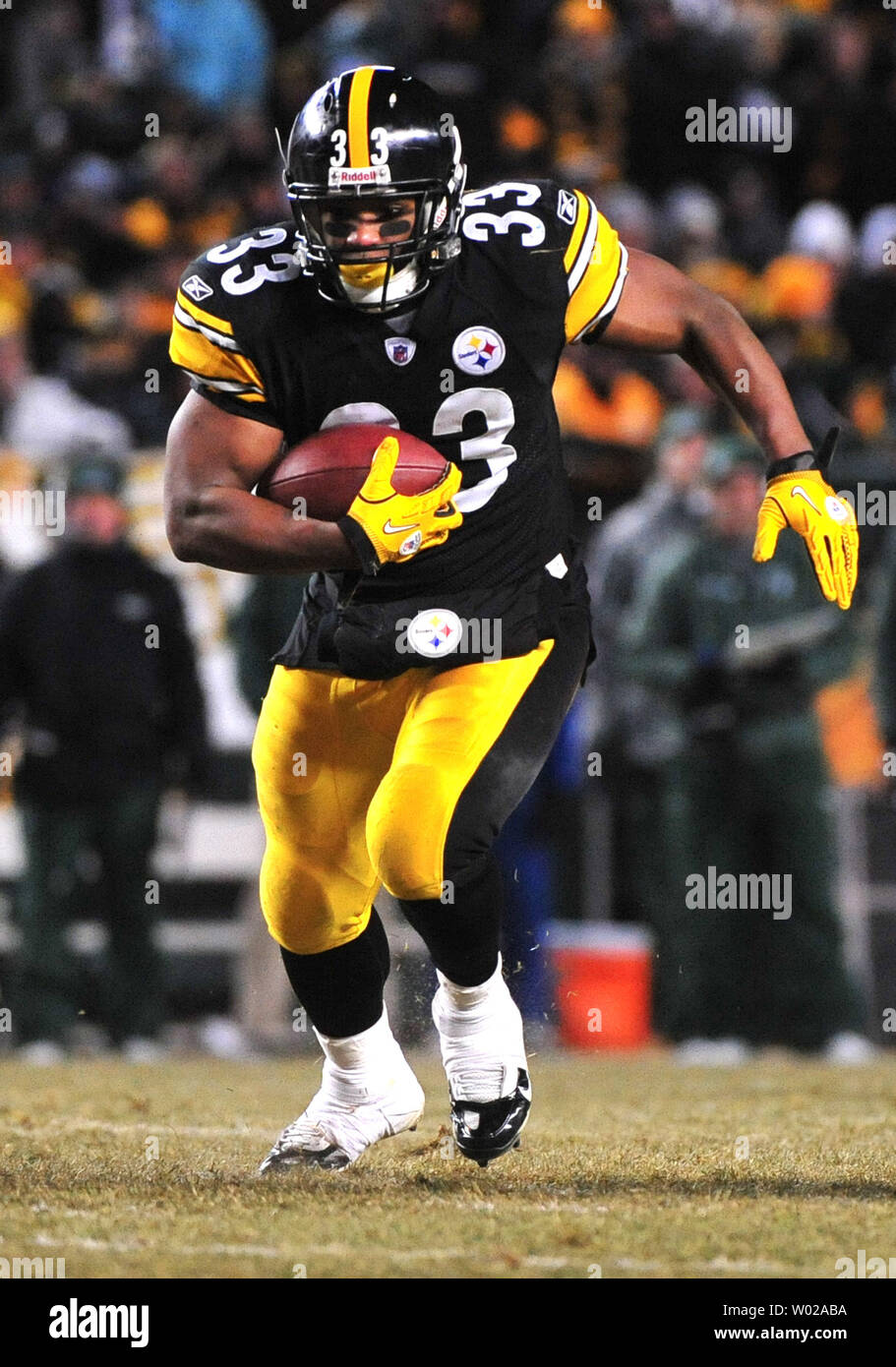 Pittsburgh Steelers" Isaac Redman corre per un primo verso il basso contro il New York getti durante il quarto trimestre del campionato AFC a Heinz Field di Pittsburgh, in Pennsylvania, il 23 gennaio 2011. Lo Steelers ha sconfitto i getti 24-19 e sarà rivolto verso il Green Bay Packers nel Super Bowl XLV. UPI/Kevin Dietsch Foto Stock