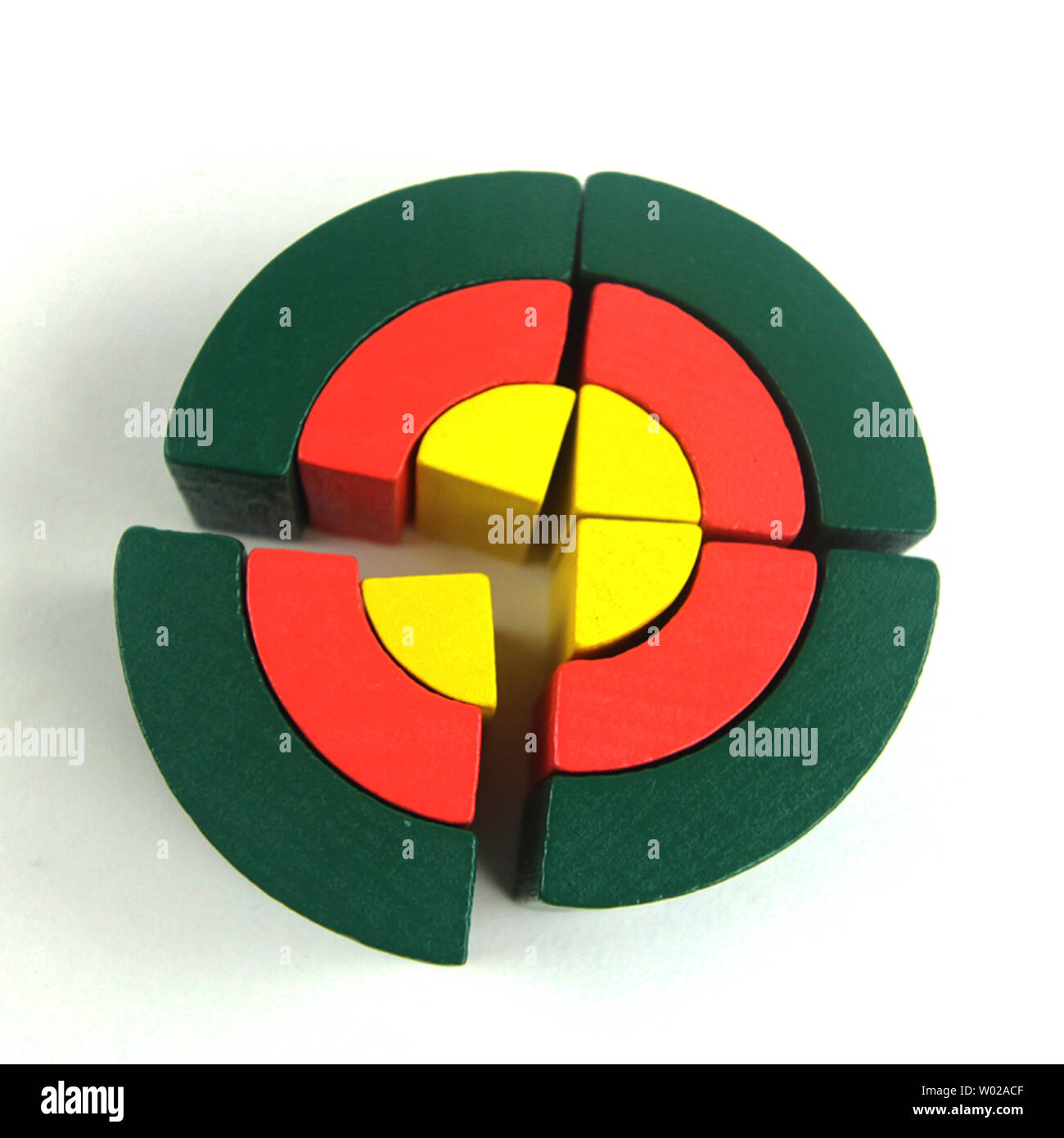 Creazione di blocchi e giocattoli per bambini e puzzle giocattoli con intelligenza e numeri di legno con i bambini e per i bambini con giochi gioco Foto Stock