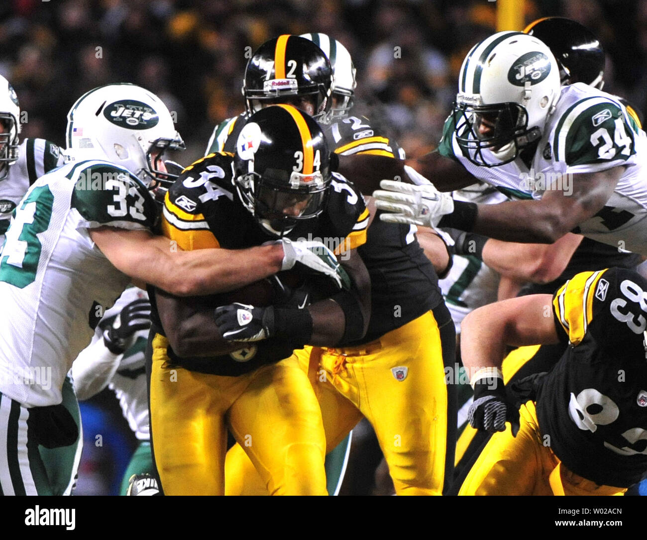 Pittsburgh Steelers' Rashard Mendenhall corre per un primo verso il basso contro il New York getti durante il quarto trimestre del campionato AFC a Heinz Field di Pittsburgh, in Pennsylvania, il 23 gennaio 2011. Lo Steelers ha sconfitto i getti 24-19 e sarà rivolto verso il Green Bay Packers nel Super Bowl XLV. UPI/Kevin Dietsch Foto Stock