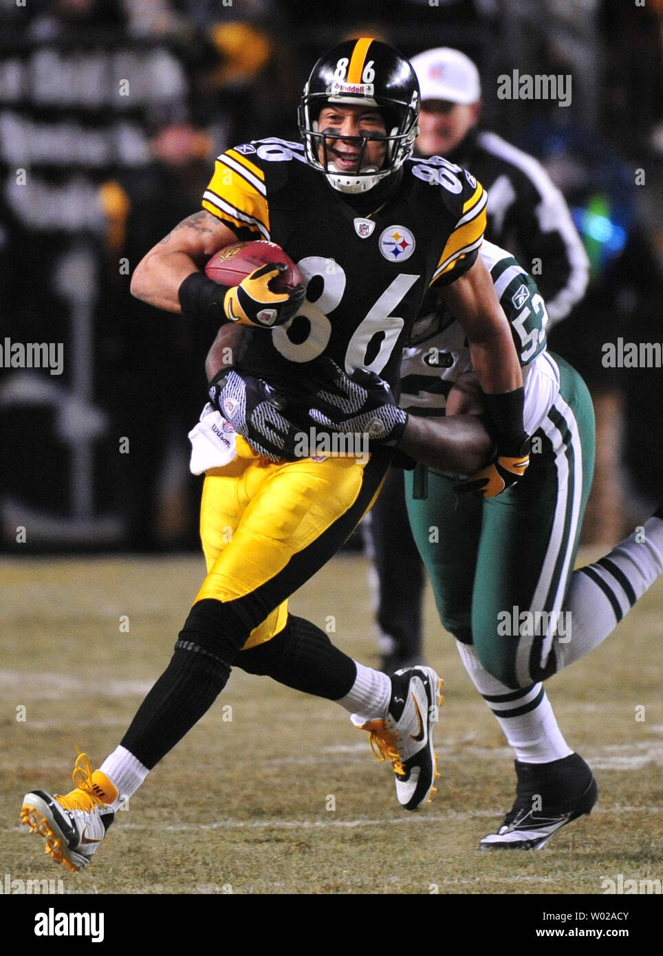 Pittsburgh Steelers' Heins Ward è affrontato da New York getti" David Harris durante il primo trimestre del campionato AFC a Heinz Field di Pittsburgh, in Pennsylvania, il 23 gennaio 2011. Lo Steelers ha sconfitto i getti 24-19 e sarà rivolto verso il Green Bay Packers nel Super Bowl XLV. UPI/Kevin Dietsch Foto Stock