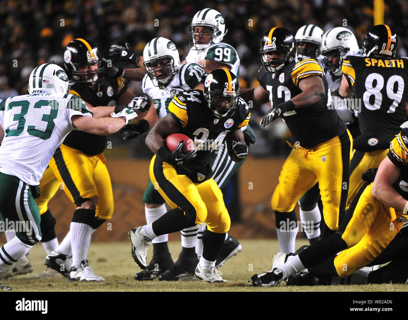 Pittsburgh Steelers' Rashard Mendenhall corre per un primo verso il basso contro il New York getti durante il quarto trimestre del campionato AFC a Heinz Field di Pittsburgh, in Pennsylvania, il 23 gennaio 2011. Lo Steelers ha sconfitto i getti 24-19 e sarà rivolto verso il Green Bay Packers nel Super Bowl XLV. UPI/Kevin Dietsch Foto Stock