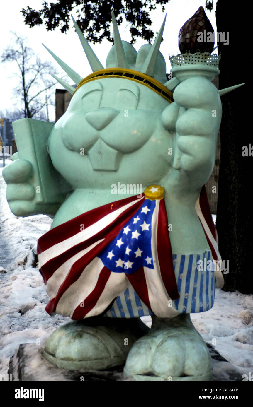 Uno dei 32 fantastiche Phil statue abiti come la Statua della Libertà che accoglie i visitatori per Barclay Park in Punxsutawney Pennsylvania, alla vigilia della Festa della mamma il 1 febbraio 2011. UPI/Archie Carpenter Foto Stock