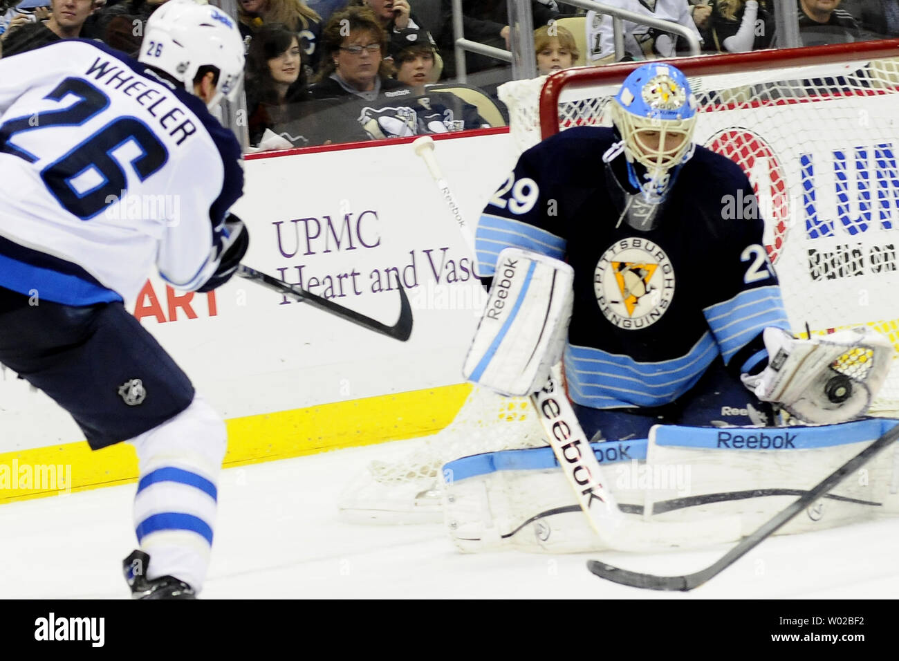 Pittsburgh Penguins goalie Marc-andré Fleury rende un guanto salva su getti di Winnipeg Blake Wheeler nel terzo pediod delle penne 8-5 vincere al CONSOL Energy Center a Pittsburgh il 11 febbraio, 2012. UPI/Archie Carpenter Foto Stock