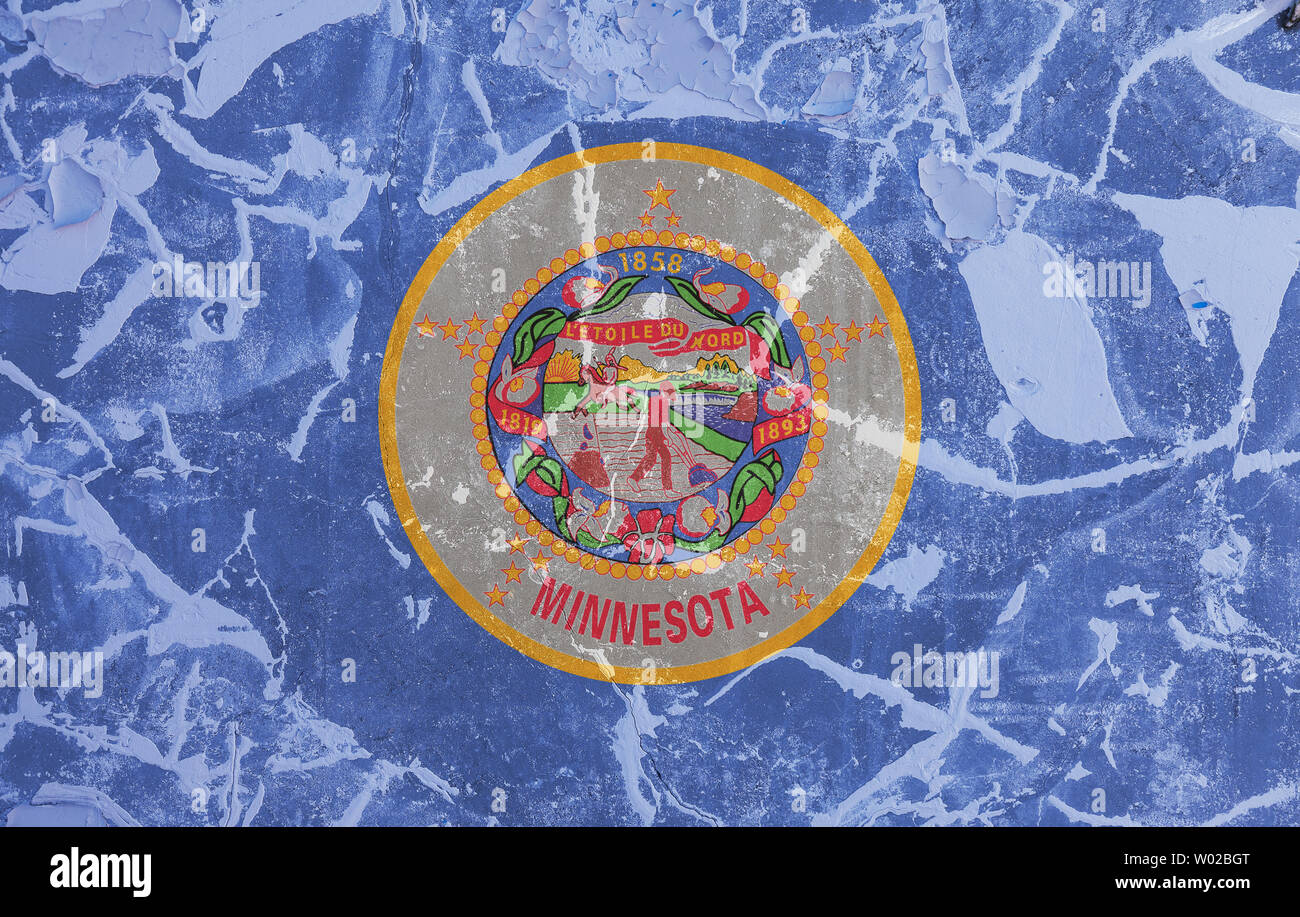 La bandiera nazionale dello stato americano del Minnesota in contro un muro grigio con crepe e anomalie del giorno di indipendenza di blu rosso e giallo. Politiche Foto Stock