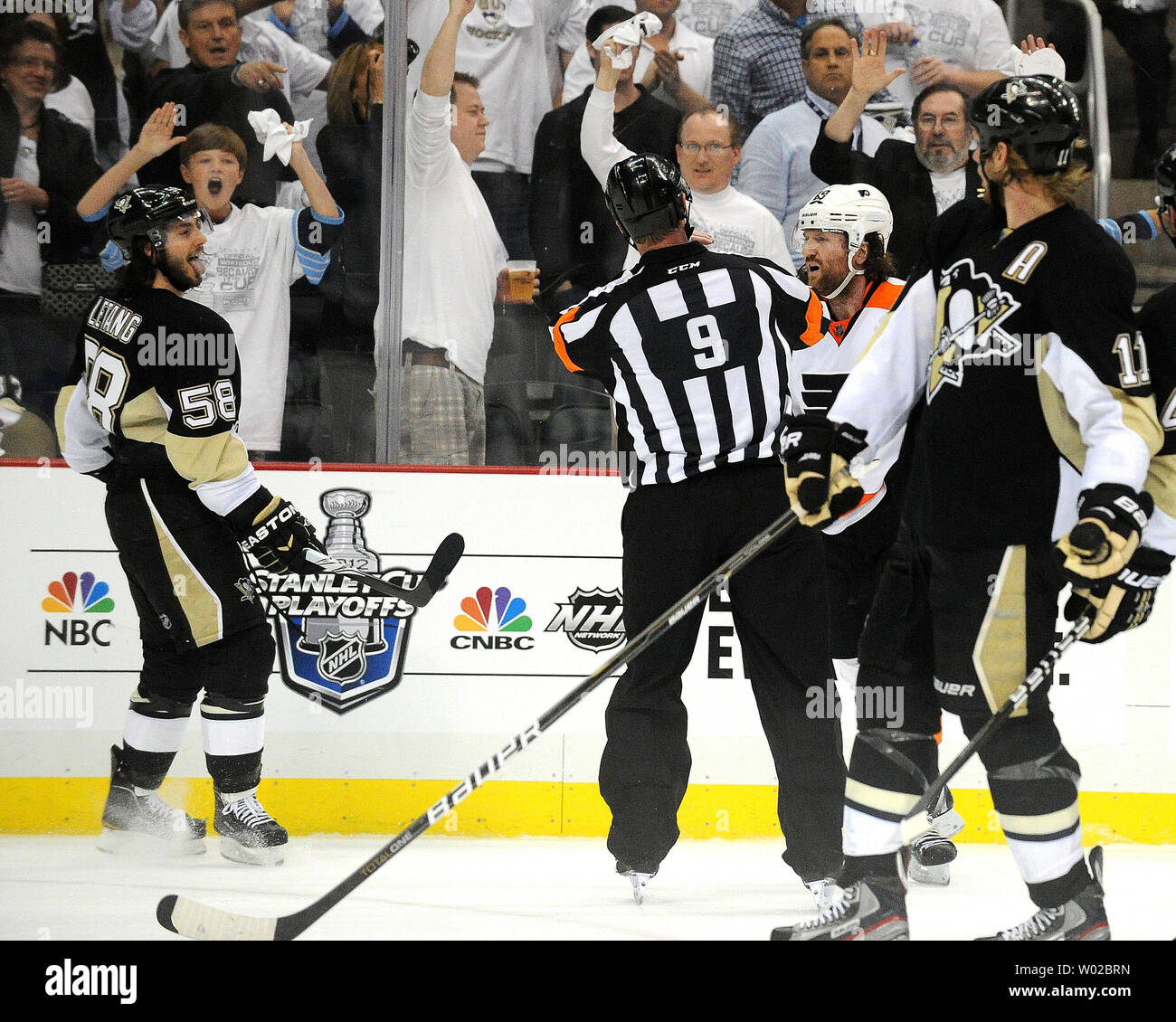 Pittsburgh Penguins Kris Letang (58) provocazioni Philadelphia Flyers Scott Hartnell Hartnell dopo il tentativo fallito di punteggio ottenuto alla fine del gioco cinque del NHL Eastern Conference Quarter Finals presso la CONSOL Energy Center a Pittsburgh il 20 aprile 2012. UPI/Erica Hilliard Foto Stock