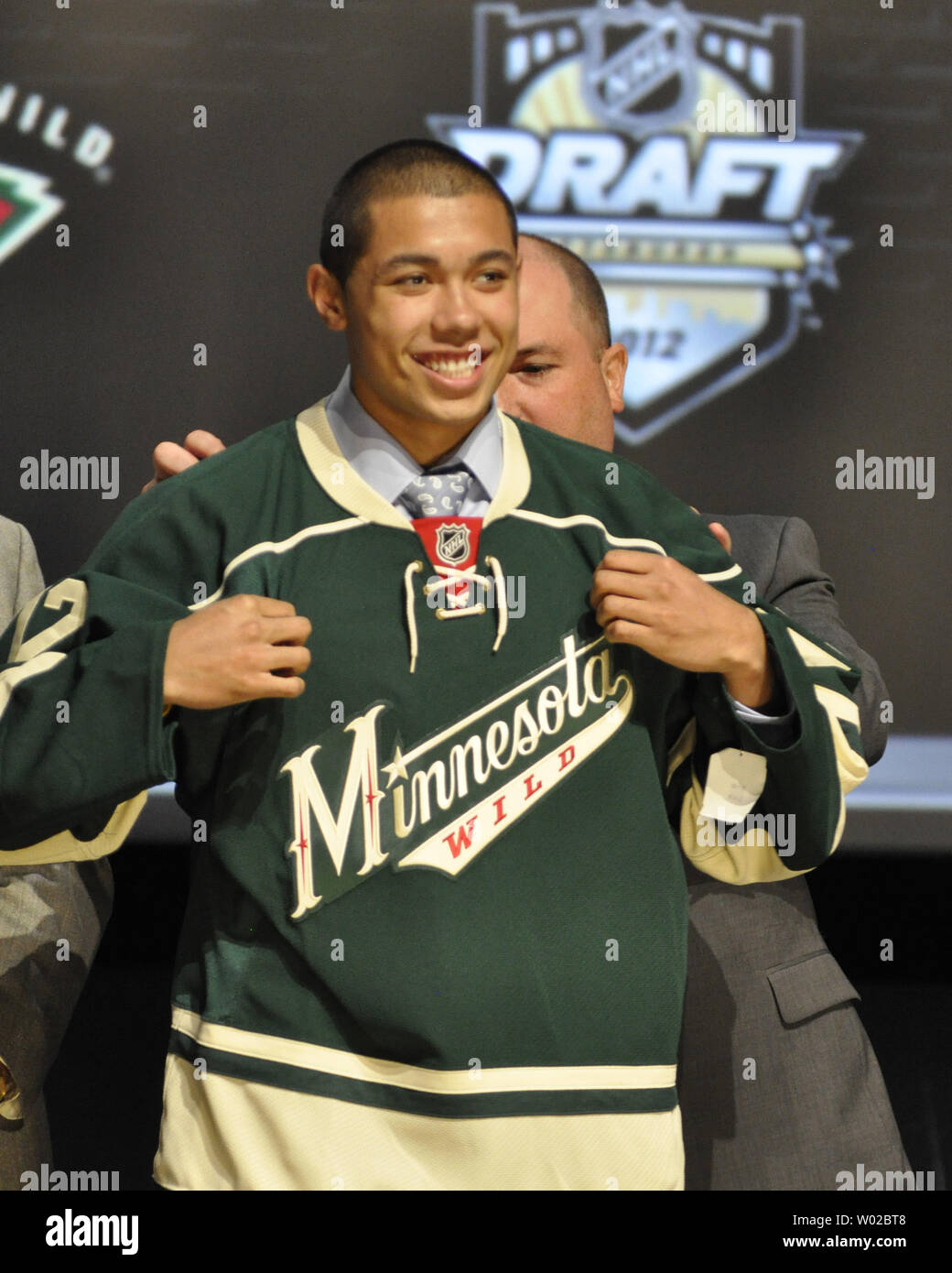 Mathew Dumba indossa il suo nuovo team di jersey dopo essere stati scelti dalla Minnesota selvagge come il settimo pick durante il primo round del 2012 progetto di NHL in CONSOL Energy Center a Pittsburgh, Pensilvania il 22 giugno 2012. UPI/Archie Carpenter Foto Stock