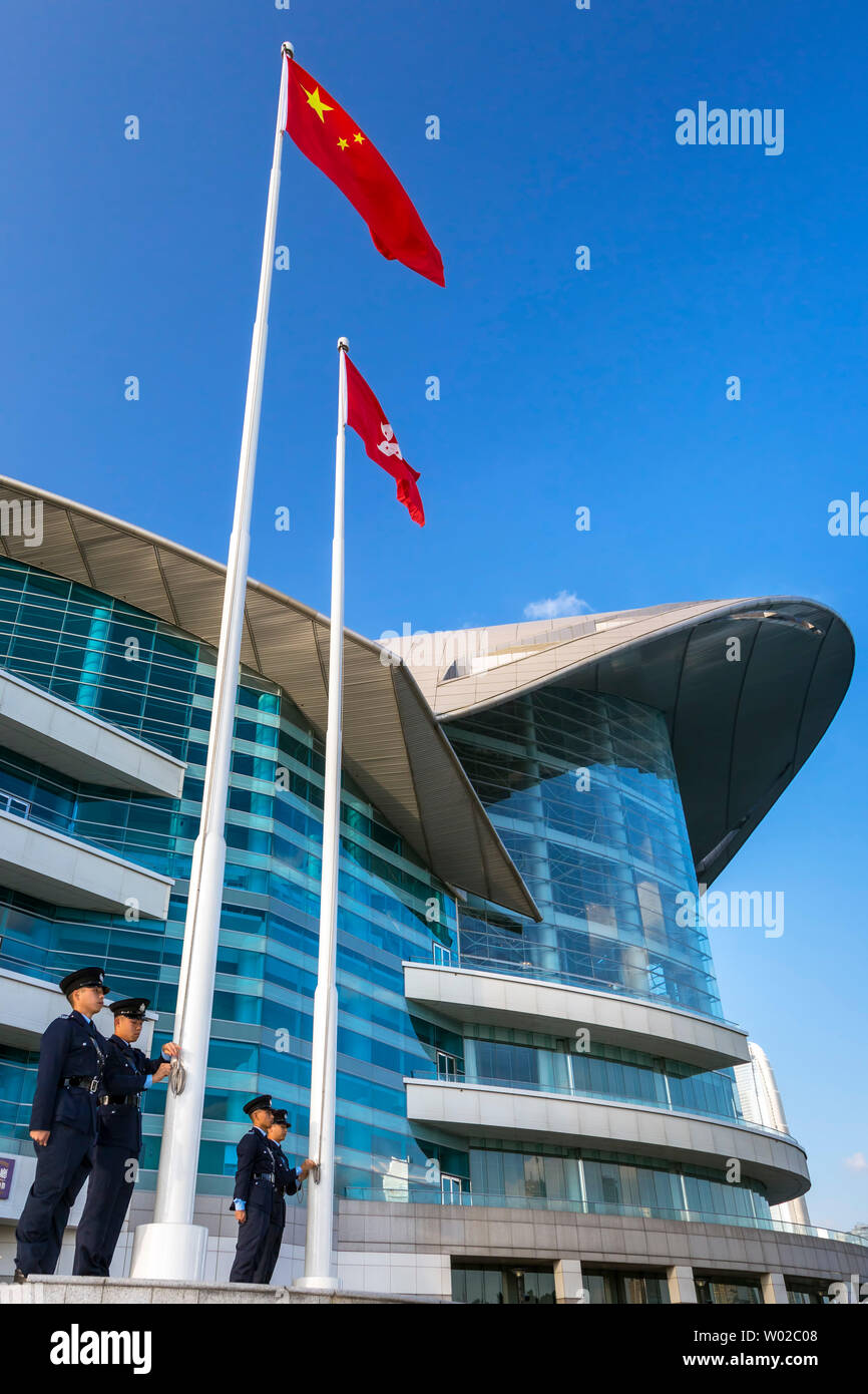 Polizia a bandiera sollevamento cerimonia, Piazza Golden Bauhinia, Hong Kong SAR, Cina Foto Stock