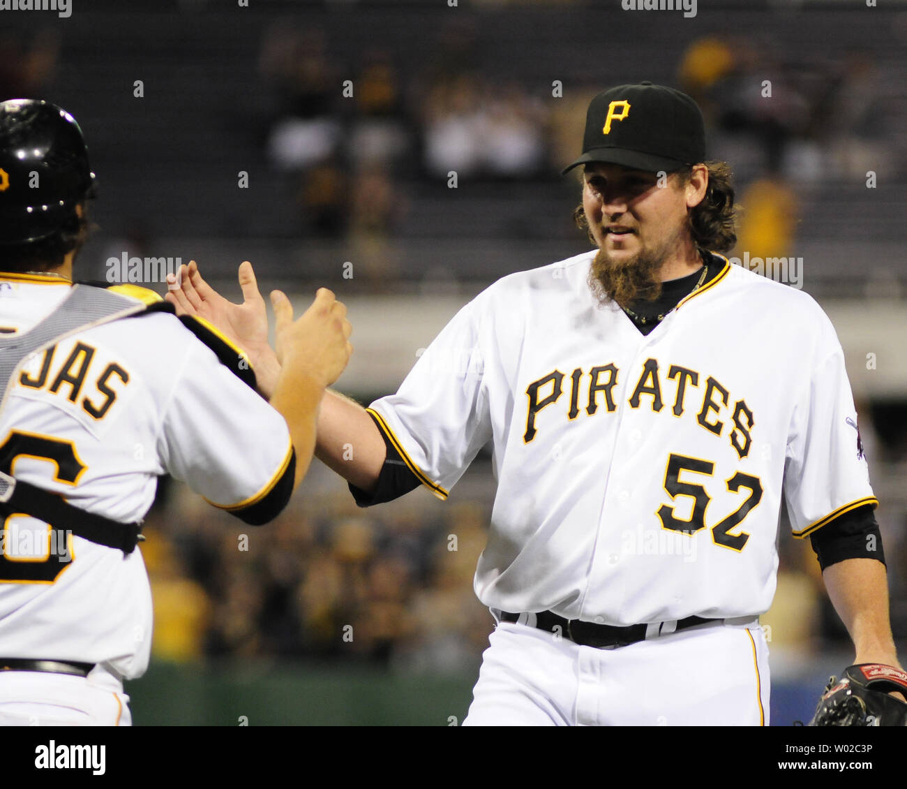 Pittsburgh Pirates relief pitcher Joel Hanrahan celebra con i Pirati catcher Rod Barajas dopo la vittoria per 5-0 contro il St. Louis Cardinals al PNC Park di Pittsburgh il 29 agosto 2012. UPI/Archie Carpenter Foto Stock