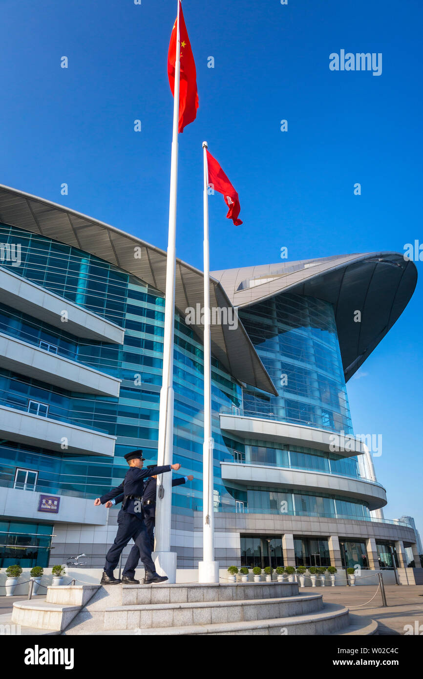 Polizia a bandiera sollevamento cerimonia, Piazza Golden Bauhinia, Hong Kong SAR, Cina Foto Stock