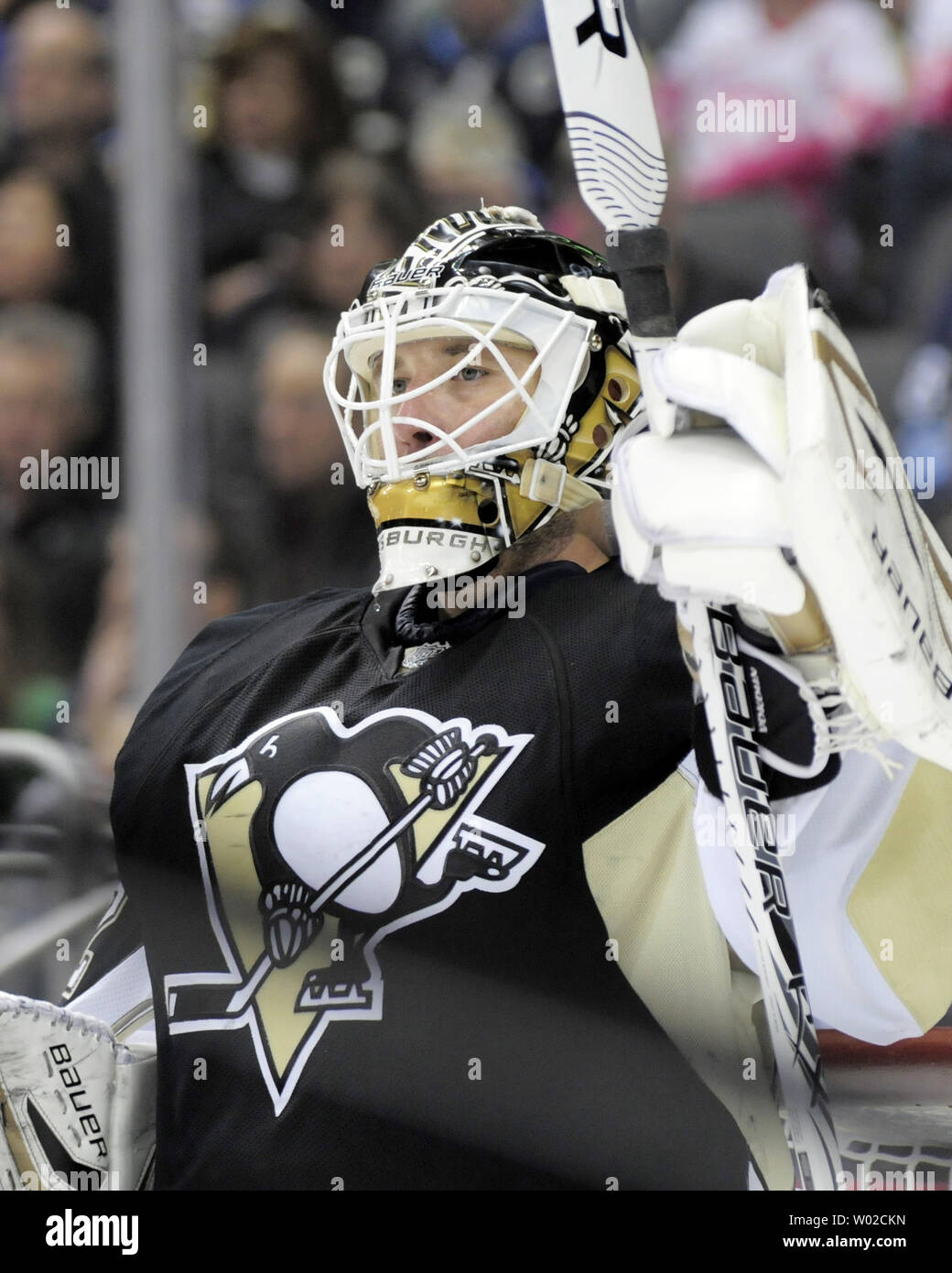 Pittsburgh Penguins goalie Tomas Vokoun (92) passi in per i pinguini di Pittsburgh goalie Marc-andré Fleury (29) nel terzo periodo del 1-0 conquistare Montreal Canadiens al CONSOL Energy Center a Pittsburgh il 26 marzo 2013. I Pinguini esteso la loro winning streak a 13 giochi. UPI/Archie Carpenter Foto Stock