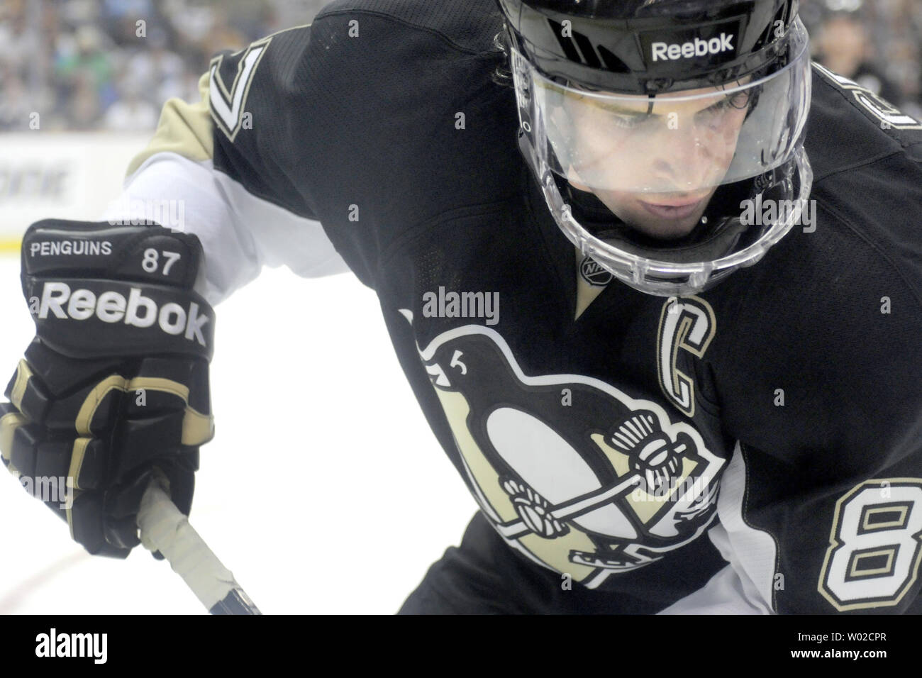 Pittsburgh Penguins center Sidney Crosby (87) scava il puck al di fuori dell'angolo del ghiaccio nel terzo periodo di gioco a due di Eastern Conference Quarterfinal presso la CONSOL Energy Center a Pittsburgh il 3 maggio 2013. I Pinguini capitano Sidney Crosby dons guardie speciali sul suo casco dopo il recupero da una mascella rotta. UPI/Archie Carpenter Foto Stock