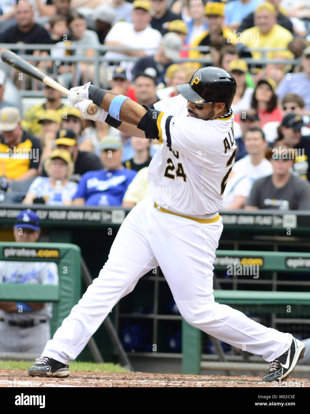 Pittsburgh Pirates terzo baseman Pedro Alvarez (24) motivi fuori alla prima base che termina il terzo inning con basi caricato contro Los Angeles Dodgers al PNC Park di Pittsburgh, il 16 giugno 2013. La Pittsburgh Pirates terzo baseman Pedro Alvarez (24) è andato a colpire un 3 eseguire omero nel quarto inning. UPI/Archie Carpenter Foto Stock