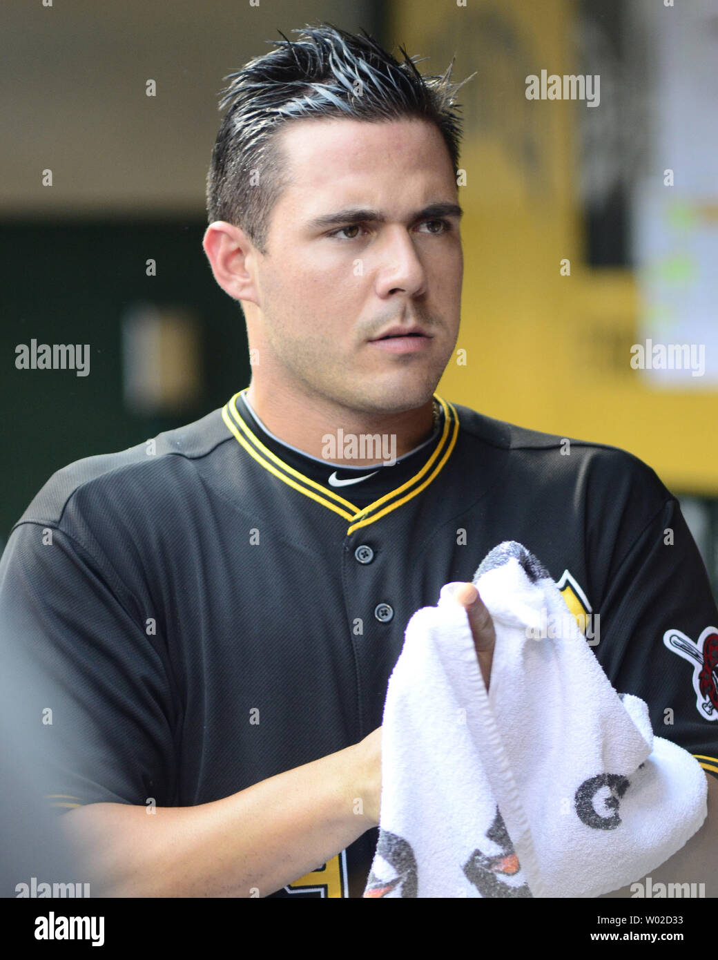 Pittsburgh Pirates catcher Tony Sanchez (59) in piroga prima dell'inizio del quarto gioco della serie contro il St. Louis Cardinals al PNC Park di Pittsburgh, il 31 luglio 2013. UPI/Archie Carpenter Foto Stock