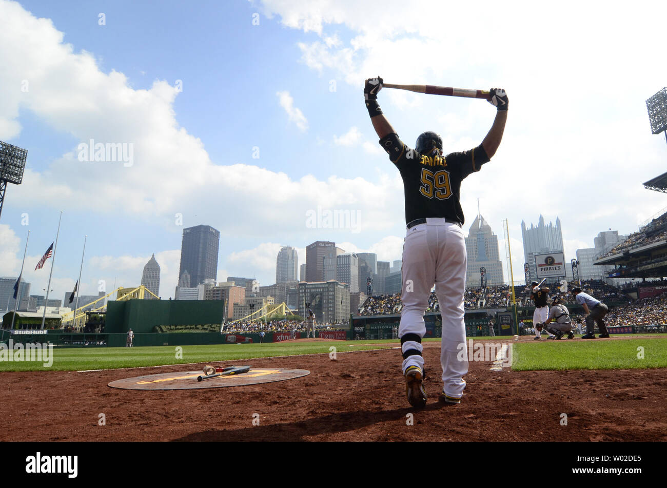 Pittsburgh Pirates catcher Tony Sanchez (59) riscalda fino al ponte sul cerchio prima di prendere la sua bat nel quarto inning del 10-1 vincere contro i San Diego Padres al PNC Park di Pittsburgh, il 19 settembre 2013. UPI/Archie Carpenter Foto Stock