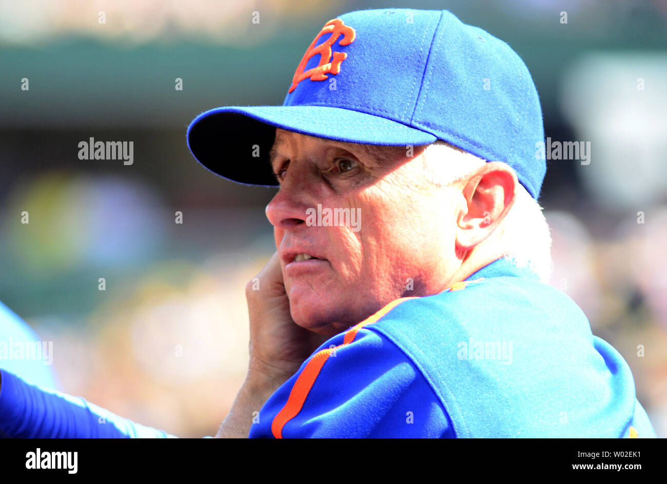 New York Mets manager Terry Collins guarda al campo durante il primo inning del Mets 5-3 vincere contro i pirati di Pittsburgh al PNC Park di Pittsburgh, il 28 giugno 2014. I pirati si rifà indossavano uniformi per onorare la Crawford grigi e il Mets, l'uniforme della Royal Blues. UPI/Archie Carpenter Foto Stock