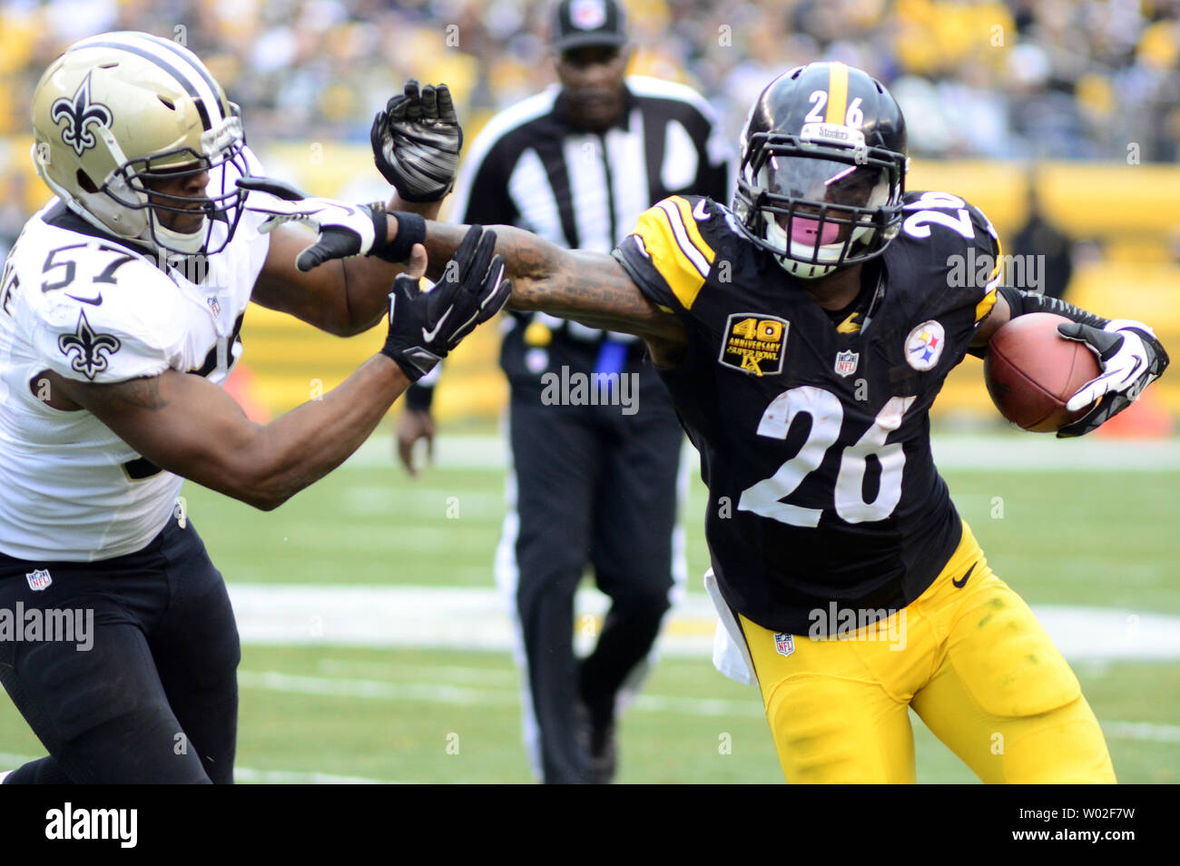 Pittsburgh Steelers running back Le"Veon campana (26) bracci dritti New Orleans Saints inside linebacker David Hawthorne (57) e guadagna 12 cantiere il riporto nel primo trimestre a Heinz Field di Pittsburgh il 30 novembre 2014. UPI/Archie Carpenter Foto Stock