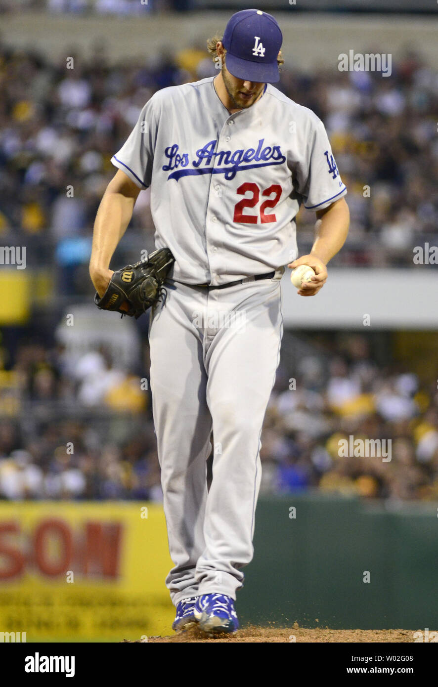 Los Angeles Dodgers a partire lanciatore Clayton Kershaw (22) calci la sporcizia sulla montagnola dopo i pirati di Pittsburgh Andrew McCutchen segnato su una passeggiata nel quarto inning al PNC Park di Pittsburgh, in data 7 agosto 2015. Foto di Archie Carpenter/UPI Foto Stock