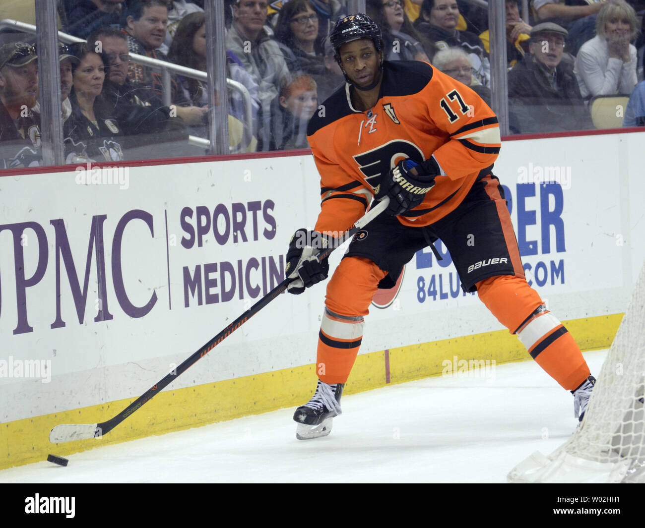 Philadelphia Flyers ala destra Wayne Simmonds (17) riproduce il puck da dietro la rete durante il primo periodo dei pinguini di Pittsburgh 6-2 vincere contro i volantini presso la CONSOL Energy Center a Pittsburgh il 3 aprile 2016. Philadelphia Flyers ala destra Wayne Simmonds (17)ha segnato il primo dei due goal per la Philadelphia Flyers più avanti nel gioco. Foto di Archie Carpenter/UPI Foto Stock