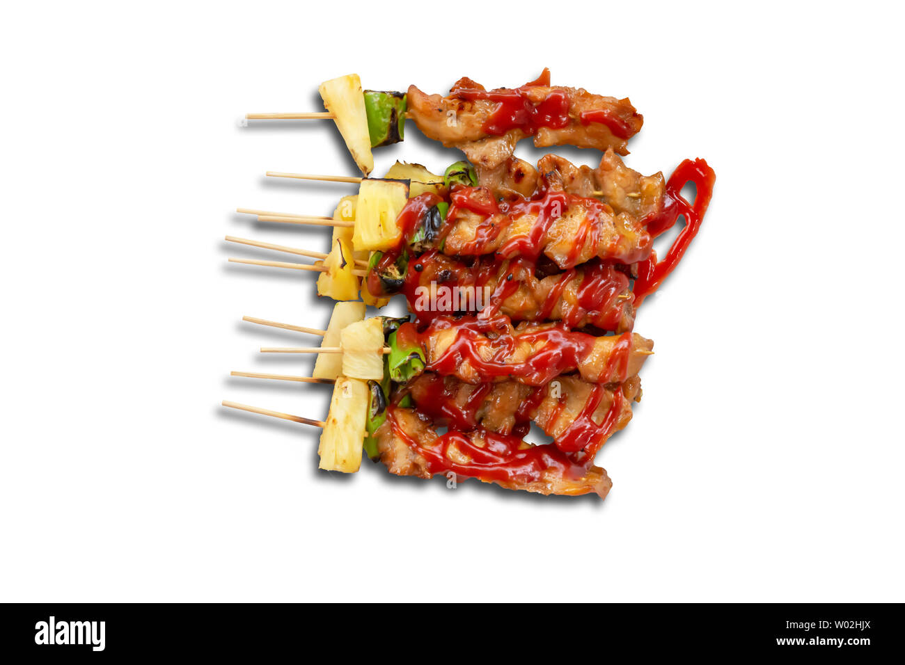 Barbecue isolato pollo arrosto con verdure e salsa di pomodoro su uno sfondo bianco con percorso di clipping. Foto Stock