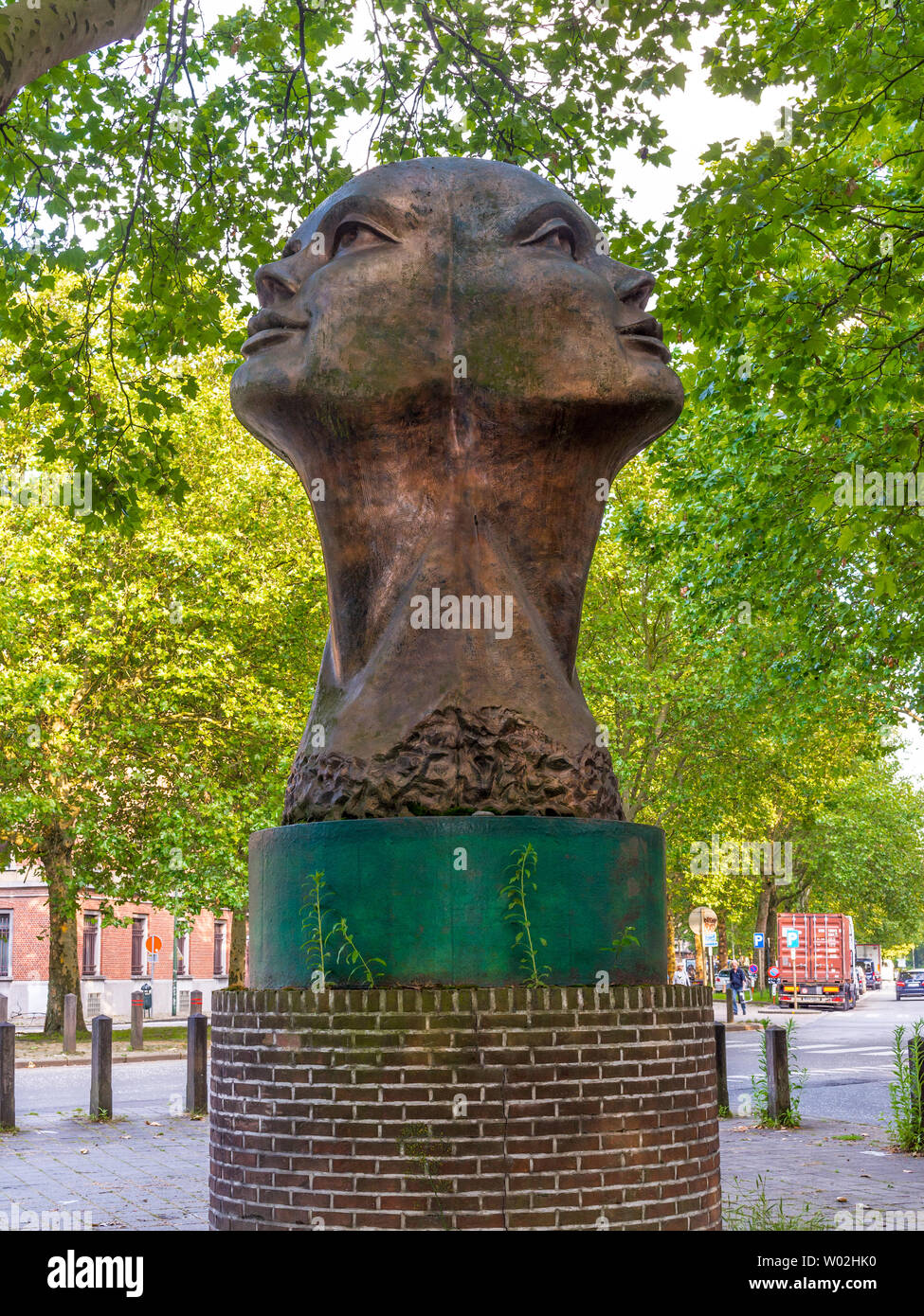 Tre-di fronte capo scultura - Etterbeek, Bruxelles, Belgio. Foto Stock