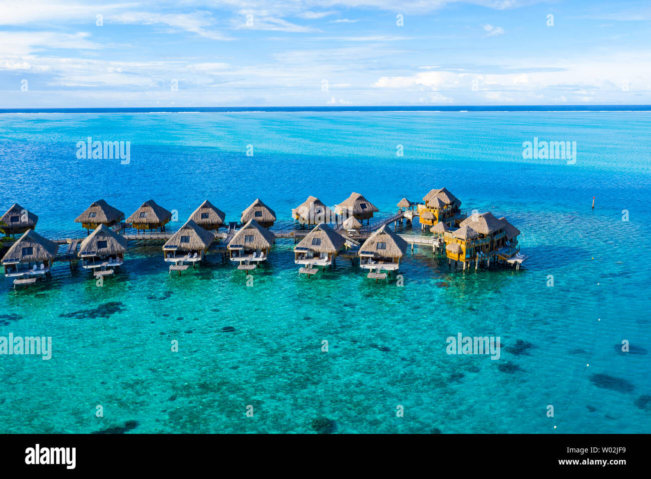 Travel Vacation paradise antenna fuco video con bungalow Overwater nella barriera corallina laguna mare. Video di antenna da Bora Bora, Polinesia francese, Tahiti, Oceano Pacifico del Sud. Foto Stock