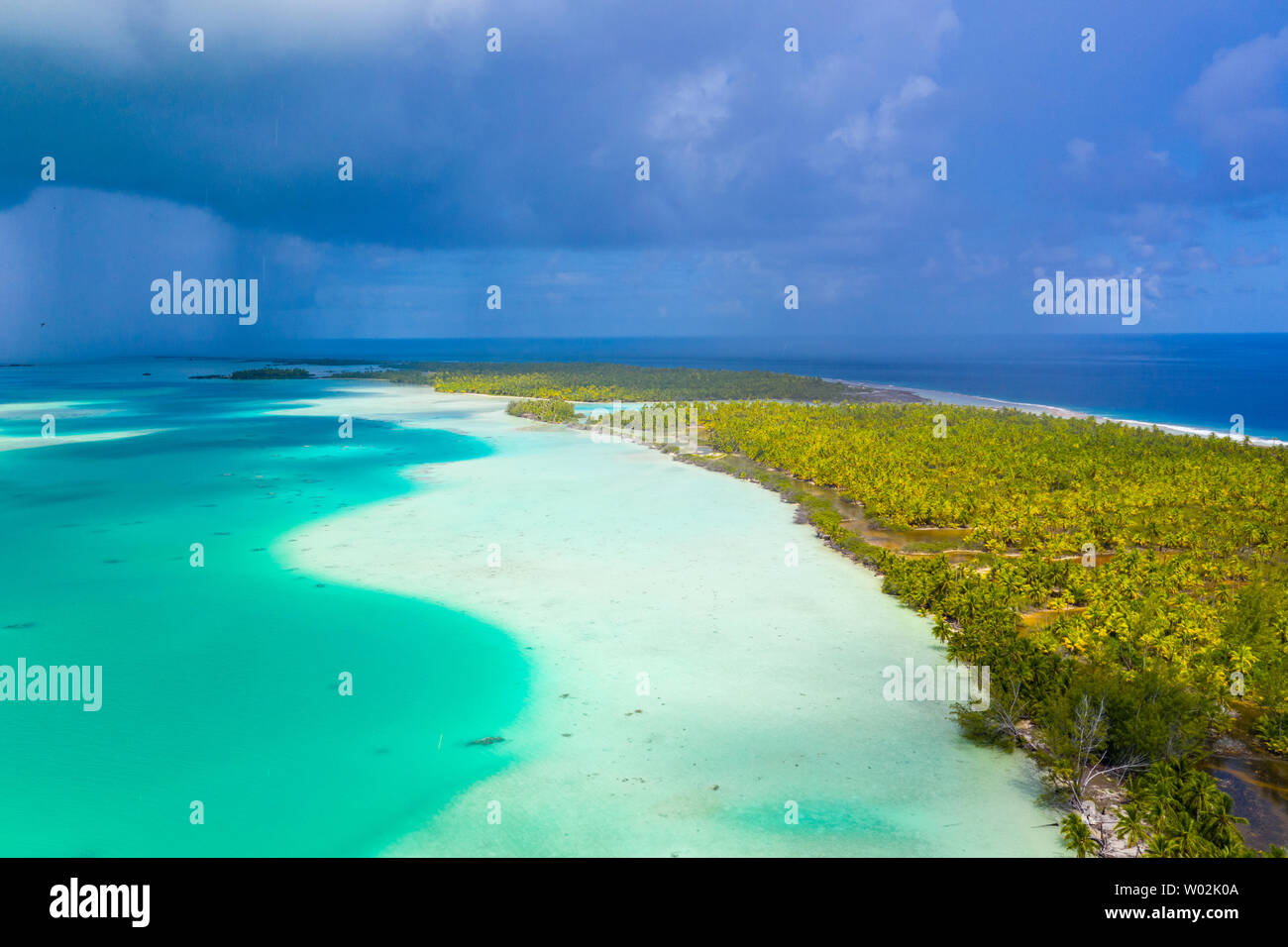 Polinesia Francese Tahiti antenna vista drone di Fakarava Atoll e la famosa laguna blu e isola motu con spiaggia perfetta, Coral reef e Oceano Pacifico. Viaggio tropicale paradiso nelle isole Tuamotus. Foto Stock