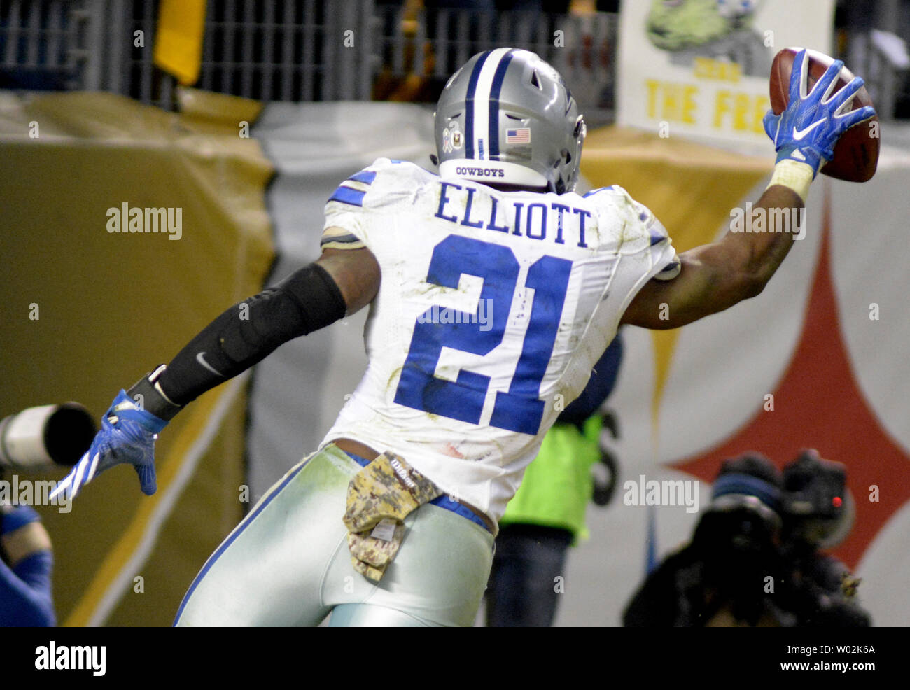 Dallas Cowboys running back Ezechiele Elliott (21) festeggia il suo 32 yard gioco vincente run touchdown nel quarto trimestre del cowboy 35-30 vincere contro Pittsburgh Steelers a Heinz Field di Pittsburgh il 13 novembre 2016. Foto di Archie Carpenter/UPI Foto Stock