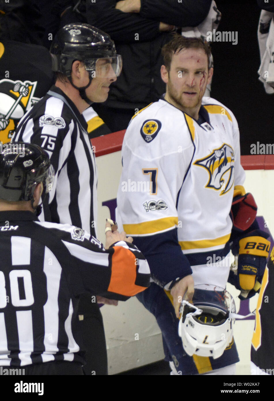 Nashville Predators defenceman Yannick Weber (7) ascolta il funzionario come il sangue che scorre lungo il lato del suo volto durante il secondo periodo contro il Nashville Predators presso la PPG vernici Arena di Pittsburgh il 22 gennaio 2017. UPI/Archie Carpenter Foto Stock