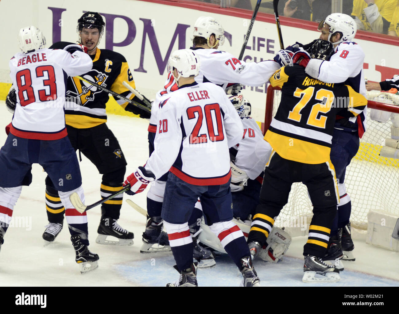 Washington centro capitelli Jay Beagle (83) assume una oscillazione a Pittsburgh Penguins center Sidney Crosby (87) come capitali di Washington ala sinistra Alex Ovechkin (8) combatte con i pinguini di Pittsburgh ala destra Patric Hornqvist (72) nella parte anteriore delle penne durante il secondo periodo nel gioco 6 del secondo round della Stanley Cup playoff a PPG vernici Arena di Pittsburgh nel 8 maggio 2017. Foto di Archie Carpenter/UPI Foto Stock