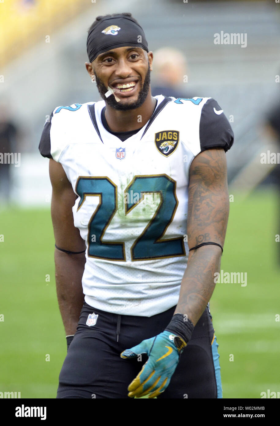 Jacksonville Jaguars cornerback Aaron Colvin (22) sorrisi come egli corre off il campo seguente Jaguars 30-9 vincere contro Pittsburgh Steelers a Heinz Field di Pittsburgh del 8 ottobre 2017. Foto di Archie Carpenter/UPI Foto Stock