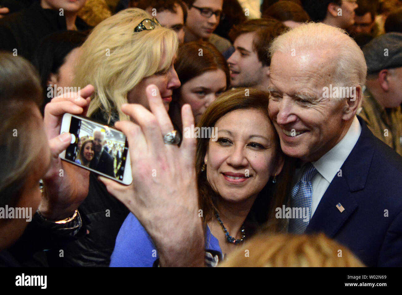 Ex Vice Presidente Joe Biden salutare e prendere altruisti con Conor Agnello sostenitori seguendo il loro al rally di Robert Morris University di Yorktown Hall vicino Pittsburgh Pennsylvania il 6 marzo 2018 . Foto di Archie Carpenter/UPI Foto Stock