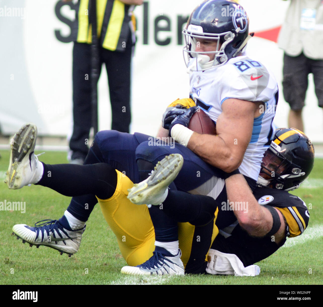 Tennessee Titans manualmente l'estremità Anthony Firkser (86) punteggi un touchdown come Pittsburgh Steelers difensivo fine Tyson Alualu (94) rende il paranco sulla linea del traguardo nel quarto trimestre del Steelers 16-6 preseason vincere a Heinz Field di Pittsburgh il 25 agosto 2018. Foto di Archie Carpenter/UPI Foto Stock