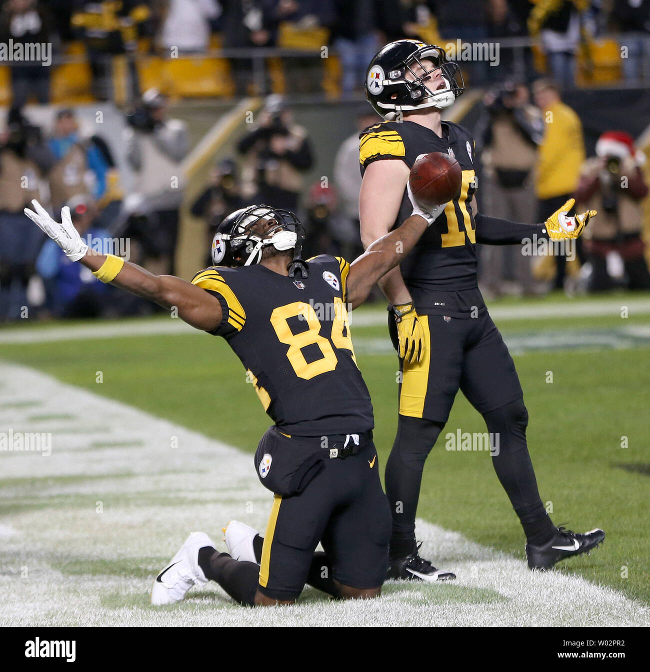 Pittsburgh Steeler's Antonio Brown celebra il suo touchdown con Brian Svizz contro New England Patriots a Pittsburgh sul dicembre 16, 2018. Foto di Aaron Josefczyk/UPI Foto Stock