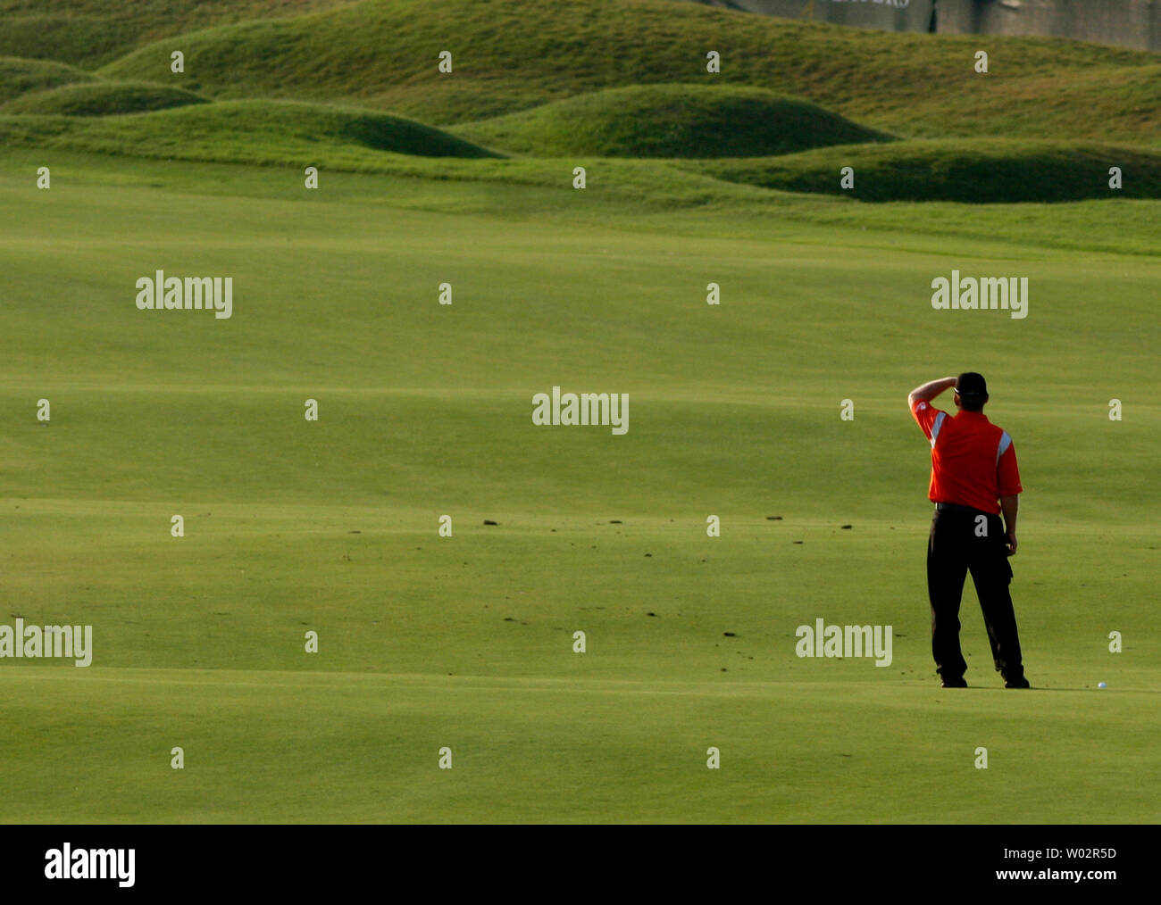 J.B. Holmes, da Campbellsville, Kentucky orologi un altro giocatore ha girato su 18 durante il primo round del Campionato giocatori PGA golf tournament in Ponte Vedra Beach, Florida il 8 maggio, 2008 . Holmes ha terminato la giornata a anche par. (UPI foto/Mark Wallheiser) Foto Stock