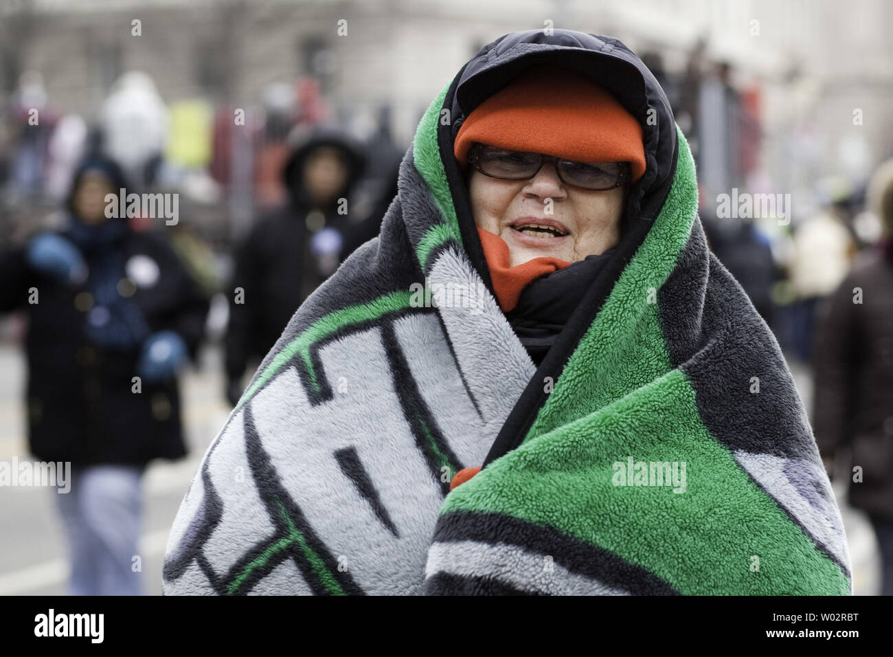 Maria Tesch Scobey tenta di stare al caldo come lei guarda le presidenziali Parata inaugurale a Washington il 20 gennaio 2009. Viaggiò da Fort Collins, Colorado per guardare Barack Obama essere prestato giuramento come la quarantaquattresima Presidente degli Stati Uniti d'America. (UPI foto/Patrick D. McDermott) Foto Stock