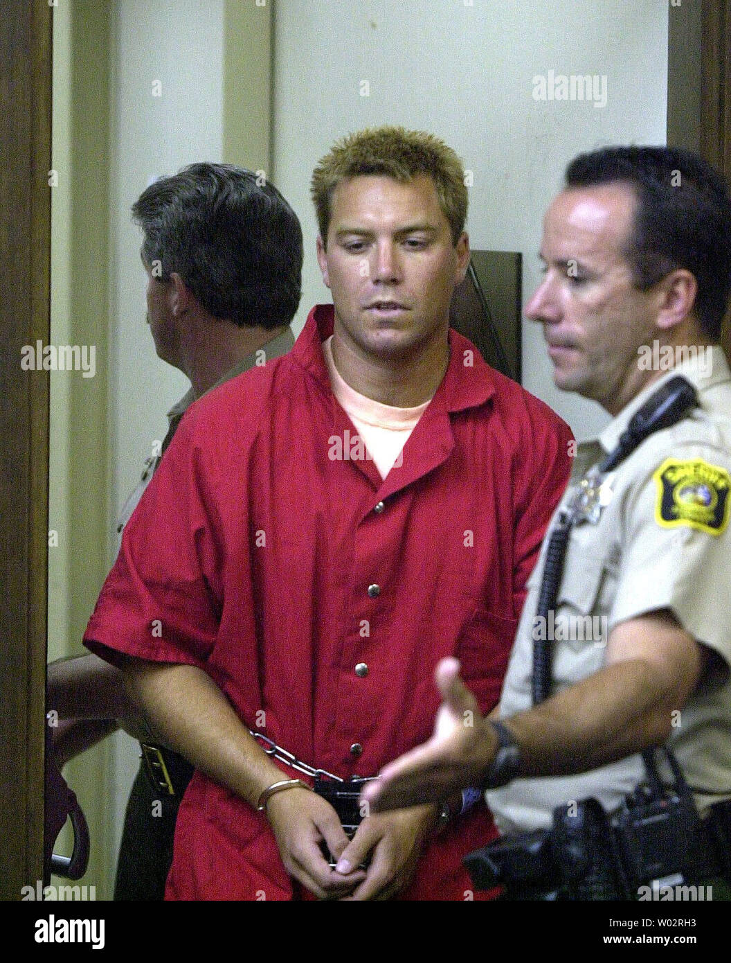 Scott Peterson è portato nella contea di Stanislao corte superiore del 21 aprile 2003 per il suo arraignment per l assassinio di sua moglie Laci e il loro figlio nascituro. (UPI foto/Modesto Bee) Foto Stock
