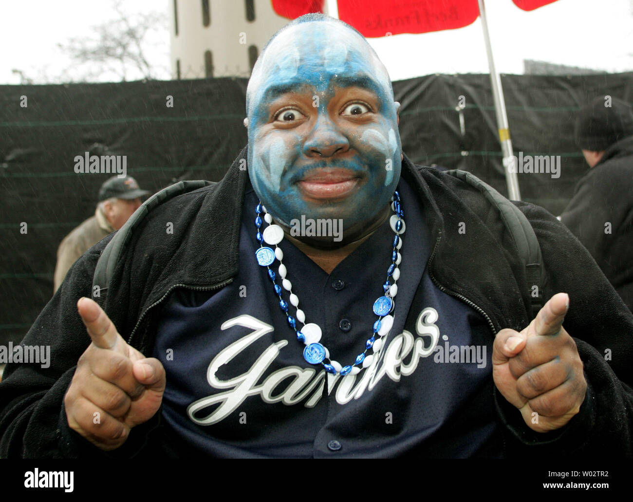 Karim Simmons indossa i suoi colori della squadra al di fuori dello Yankee Stadium di New York Yankees tenere il loro ultimo giorno di apertura il Stadium di New York il marzo 31,2008. Un nuovo $1.3 ballpark viene costruita adiacente a 'la casa che Ruth costruita' e sarà aperto il prossimo anno. (UPI foto/Monika Graff) Foto Stock